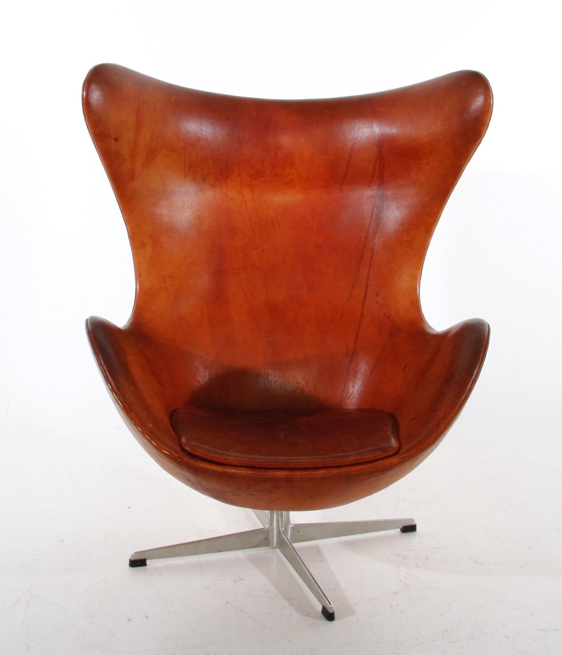 Early easy Egg chair model 3316 designed by Arne Jacobsen and produced by Fritz Hansen in Denmark in 1958. Vintage leather upholstered.