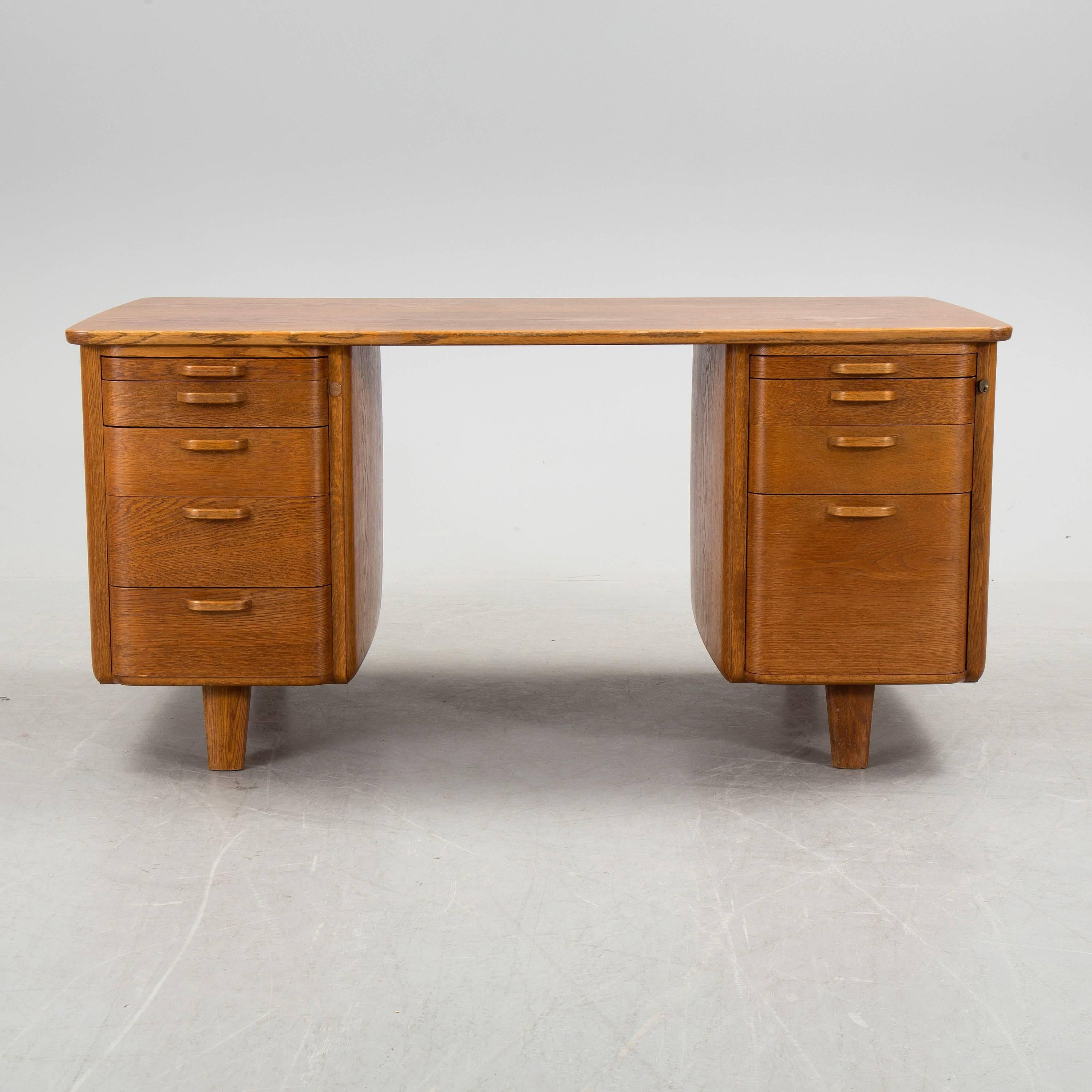 Art Deco desk and swivel armchair made in teak by Gunnar Ericsson for Facit AB in Atvidaberg, Sweden, circa 1930.

Chair with original wool upholstery.

Excellent conditions.