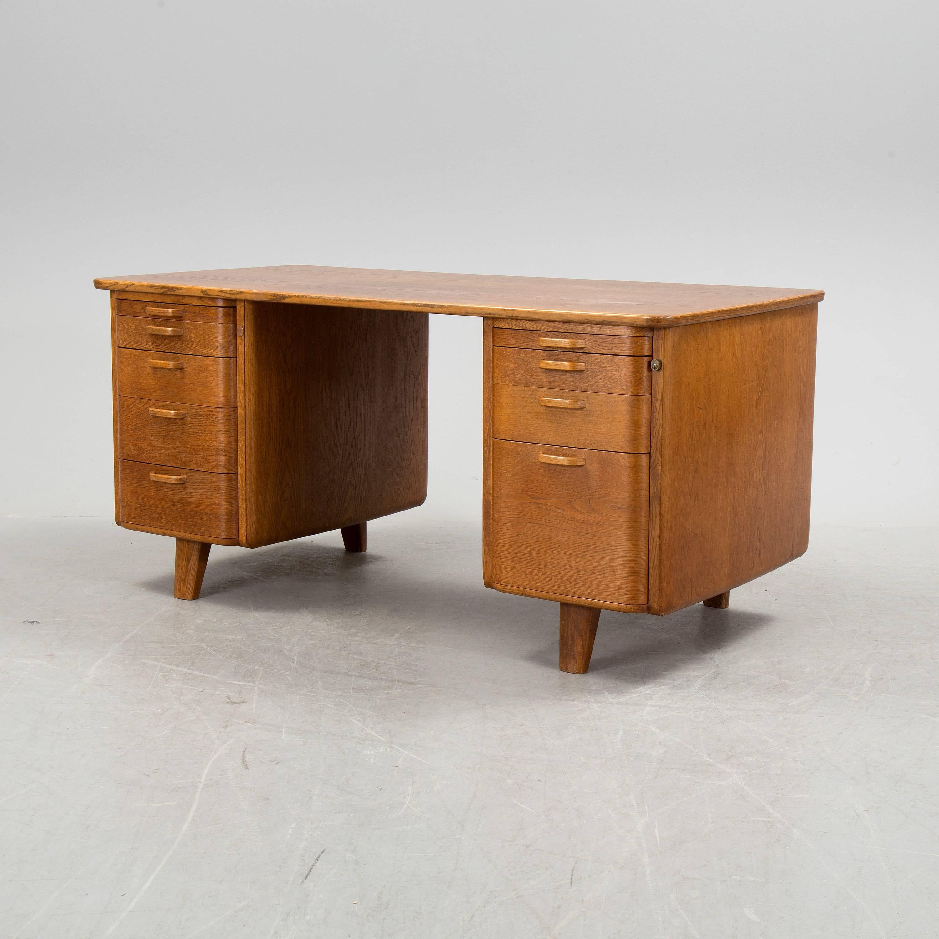 Swedish Art Deco Desk and Swivel Chair by Gunnar Ericsson for Facit Atvidaberg In Excellent Condition In Madrid, ES