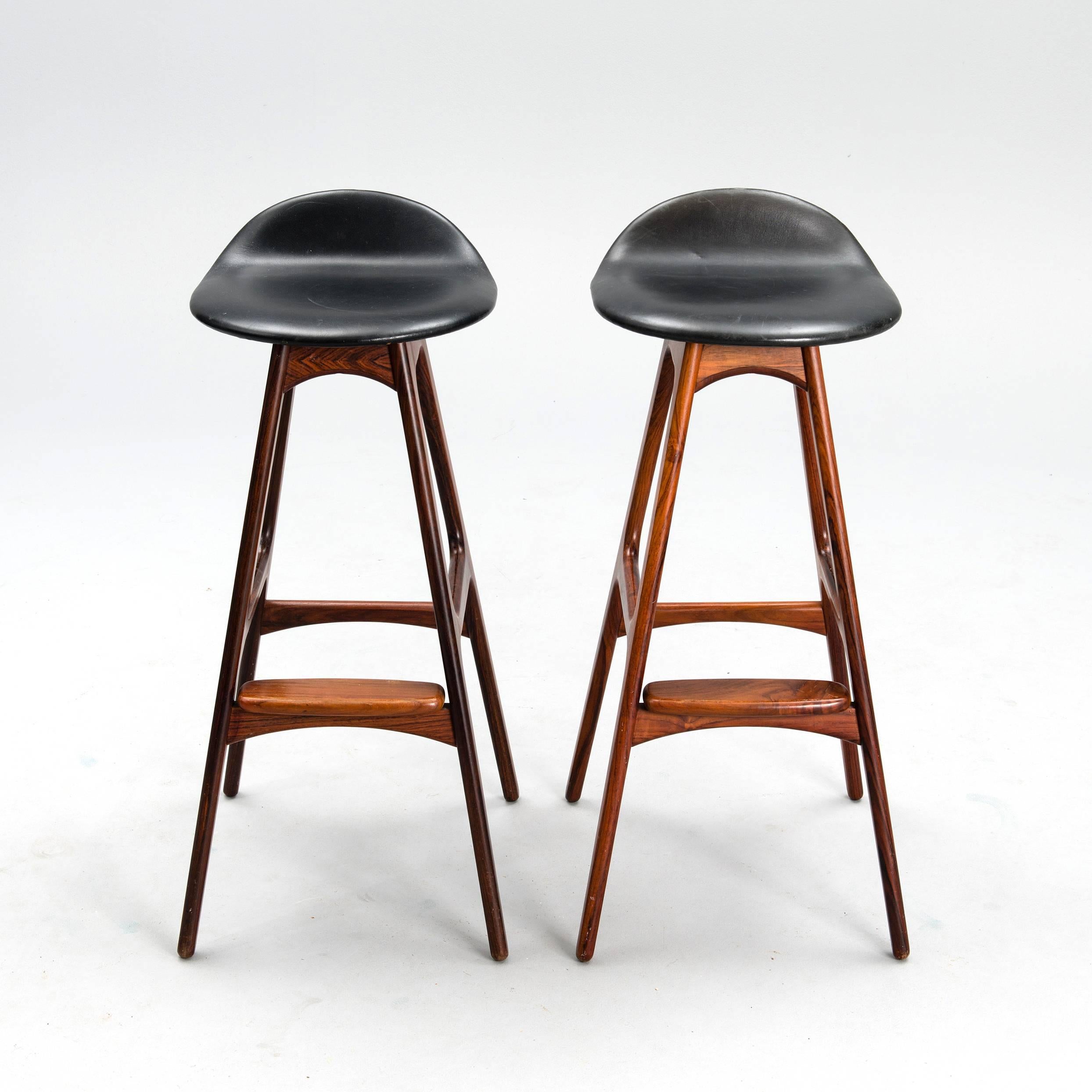 Original set of two rosewood and leather tall stools model OD61, designed by Erik Buck and manufactured by Oddense Maskinsnedkeri A-S Denmark in 1960. Labelled in the bottom.