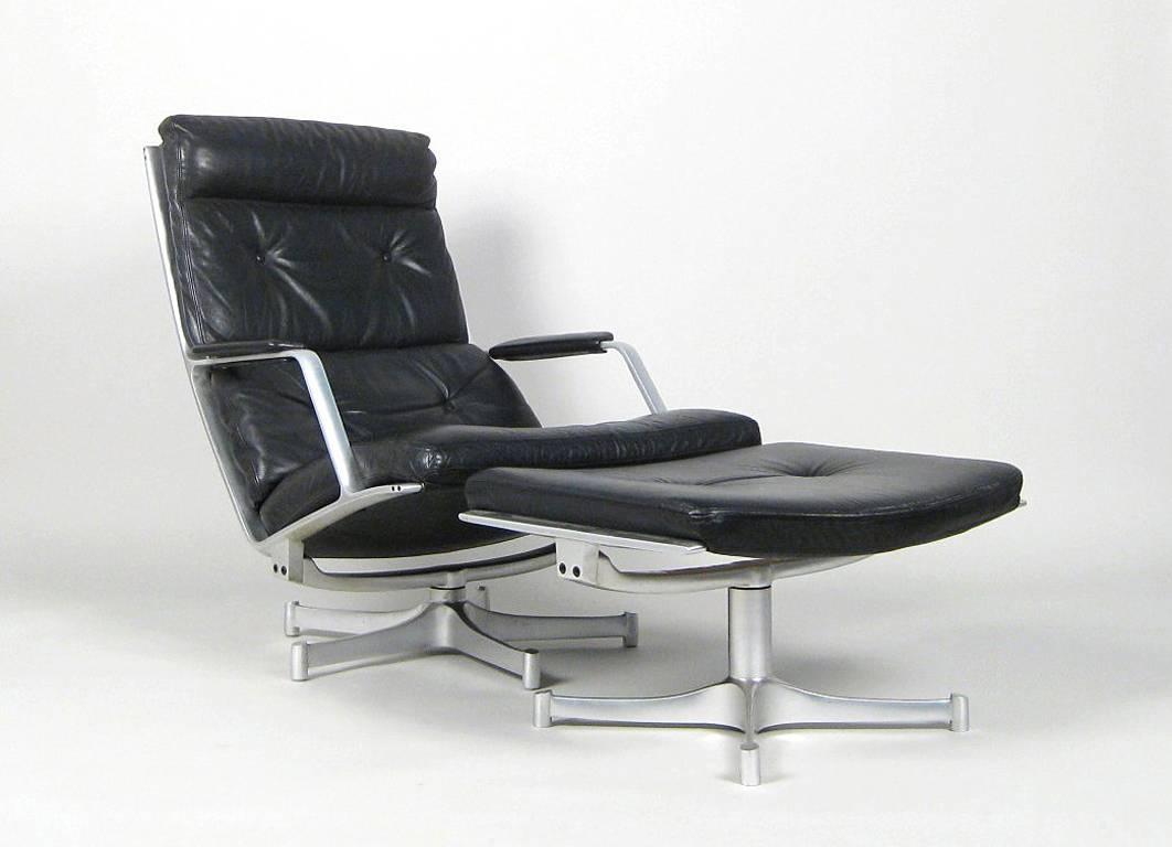 Lounge chair and ottoman model FK 85 designed by Preben Fabricius & Jørgen Kastholm for Kill International, in Denmark in 1968. Swivel five-star base of polished cast aluminium, shell and cushion upholstered in black leather. 
Minor wear