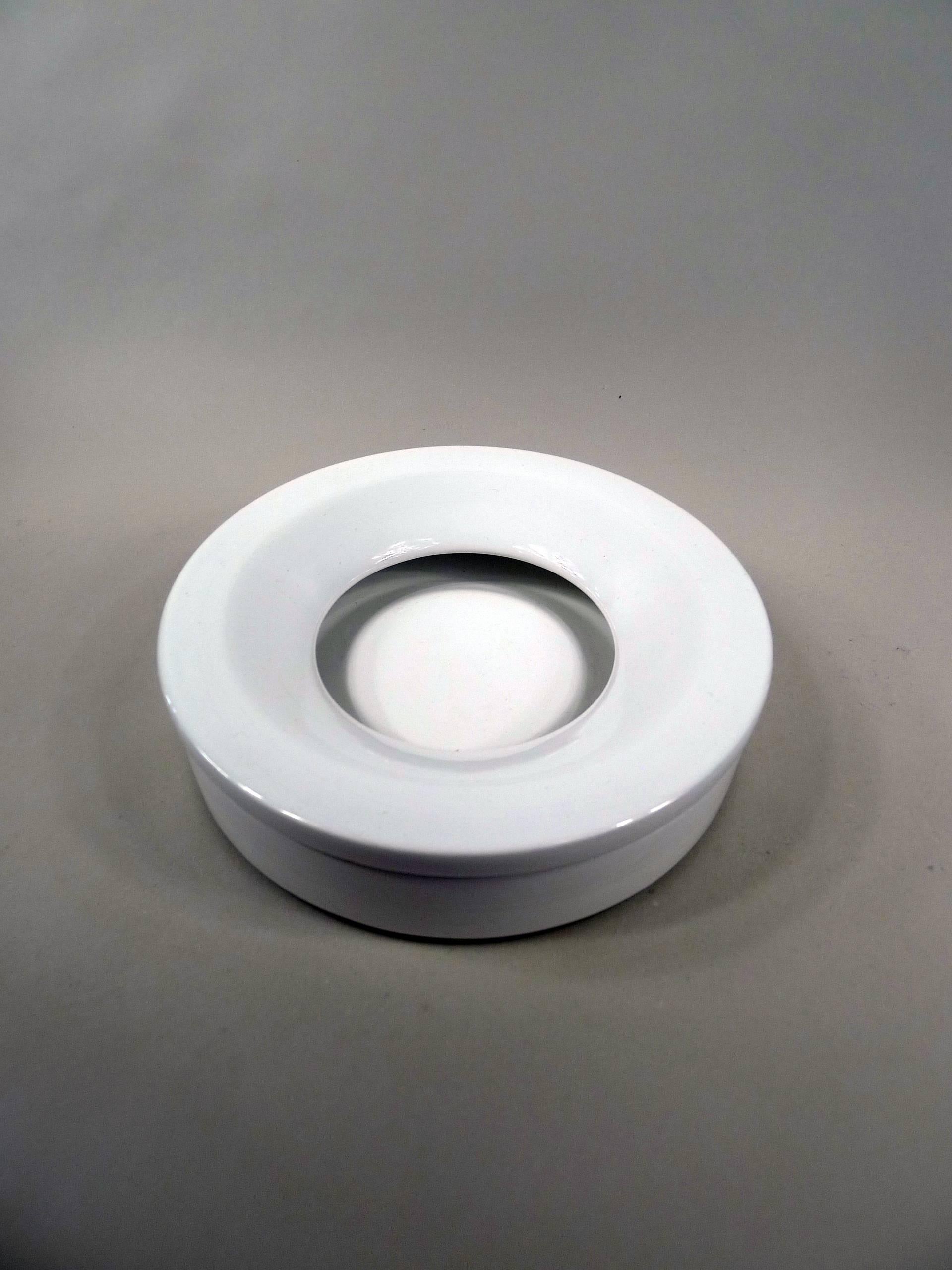A white ceramic ashtray / centerpiece designed by Angelo Mangiarotti for Danese Milano

