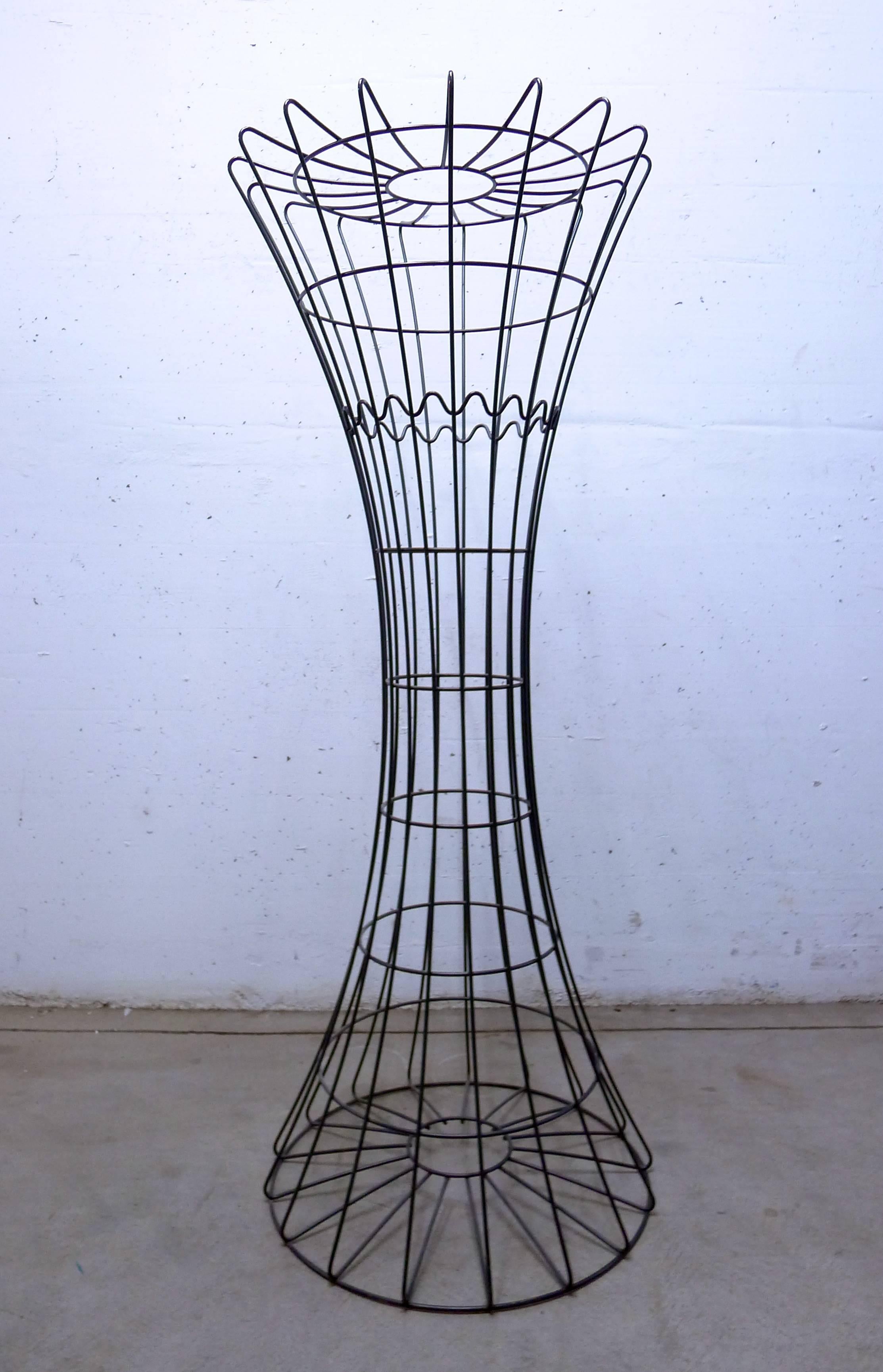 Rare early edition of the Verner Panton coat stand, produced by Lüber (Switzerland)
Metal wire with black coating finish
Very sculptural item
Note the integrated folded hooks.