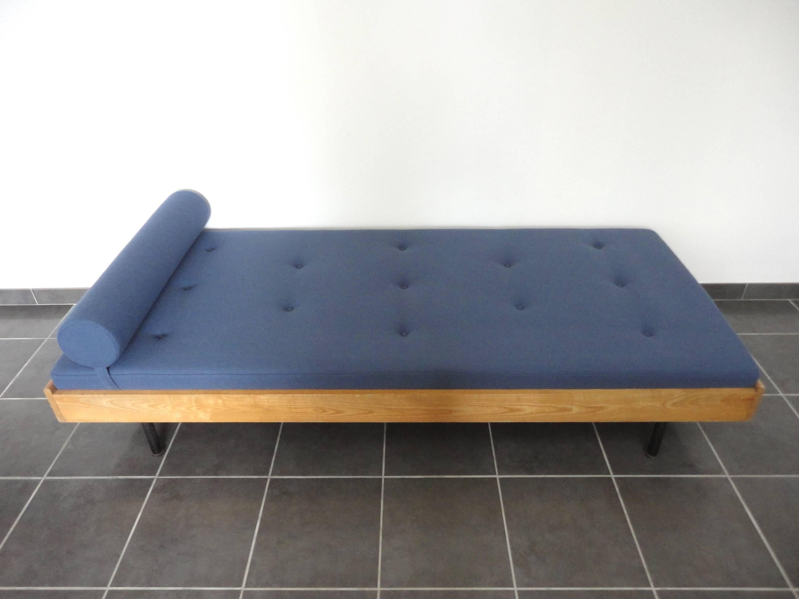 French Mid-Century daybed in the manner of Pierre Guariche.
Reupholstered with new Kvadrat Tonus fabric and foam. Solid ashwood frame and metal feet.