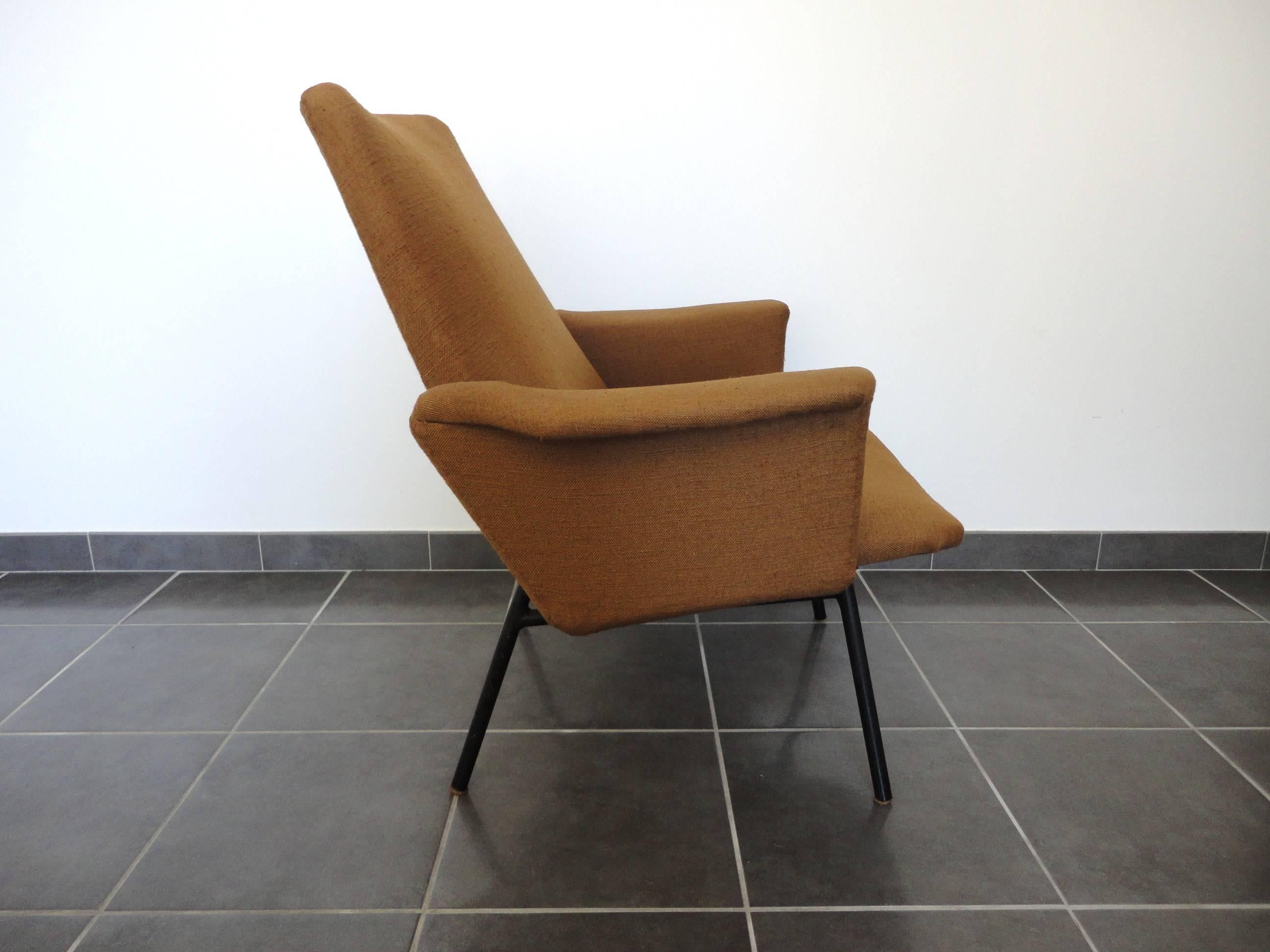 Model SK660 lounge chair designed in 1953 by Pierre Guariche and edited by Steiner in France. 
The lounge chair is upholstered in the original brown fabric and has black lacquered metal feet.