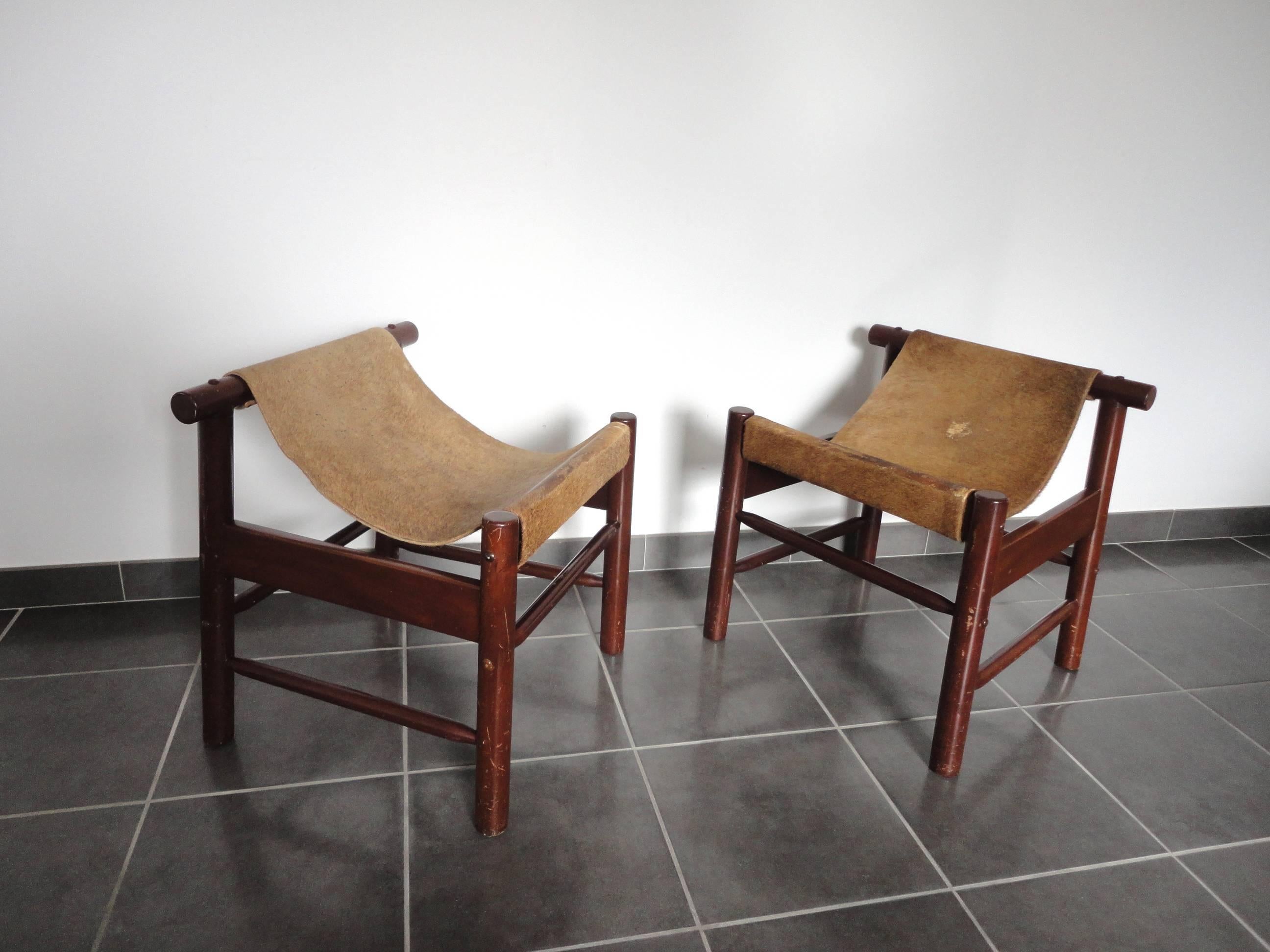 Pair of architectural stools made by Dujo Cuba in the 1970s.
The stools each feature a solid cuban mahogany wood frame with thick goatskin slung seat.
One of the stool has the Dujo Cuba original label,
circa 1970.