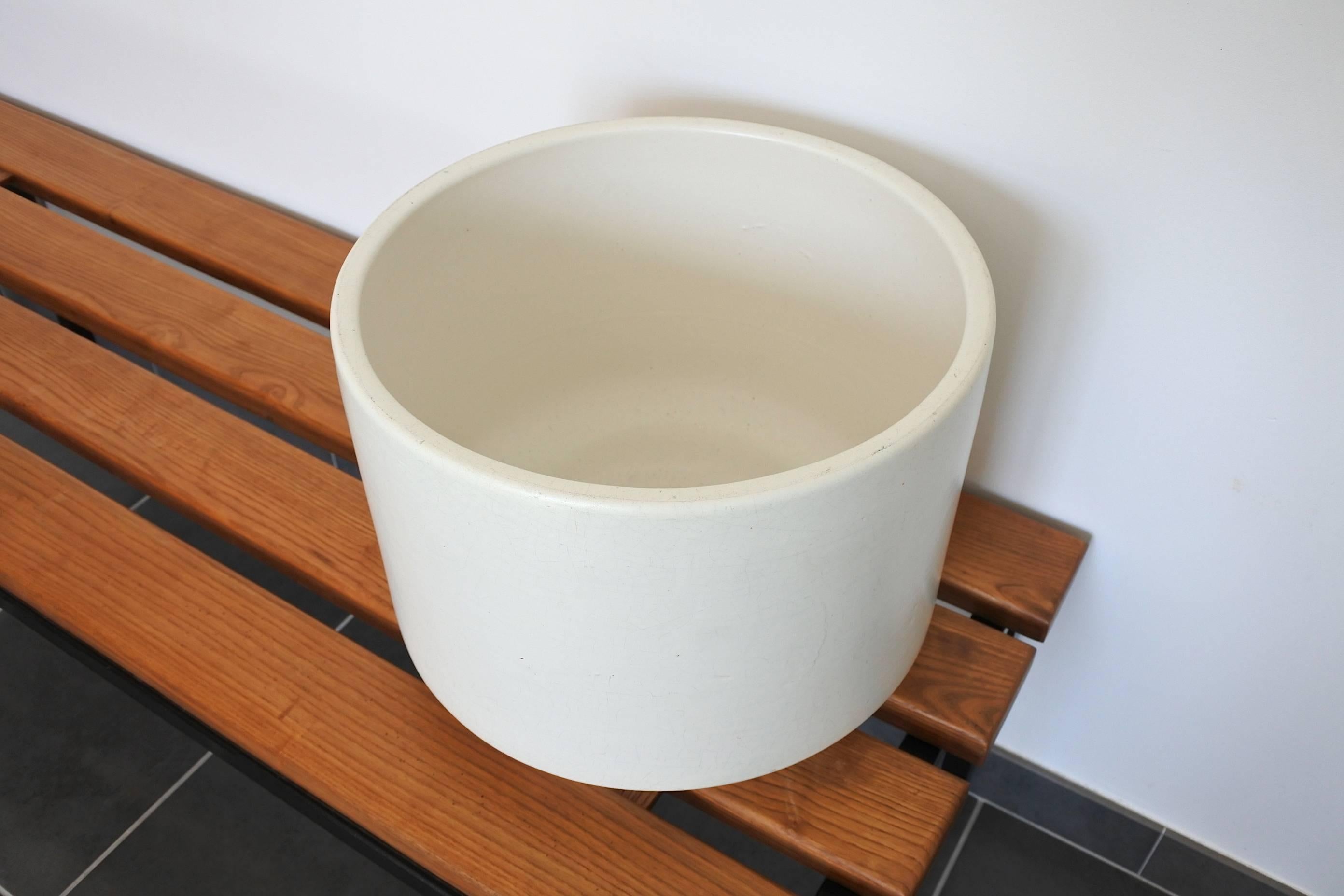 Large ceramic planter by Gainey Pottery in Laverne California.
Model C-19.
Beautiful thick white crackle glaze.
Signed on the bottom.