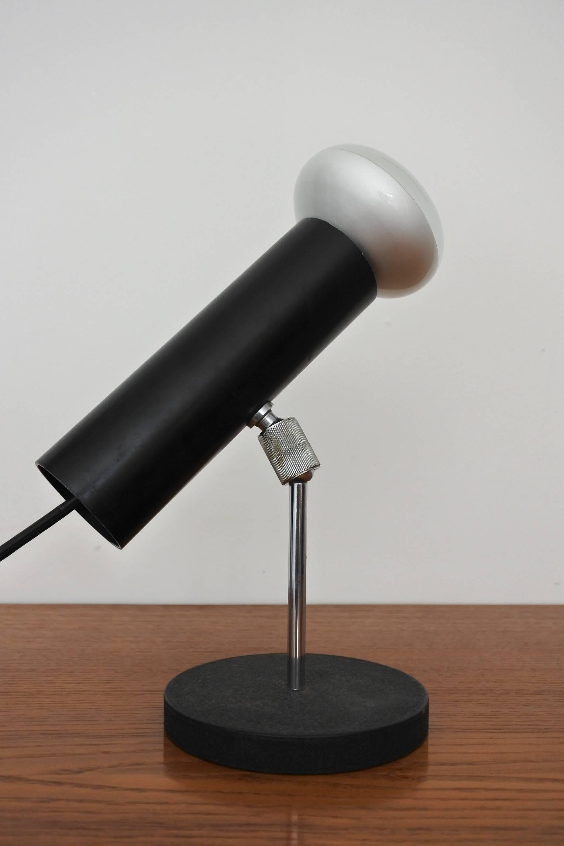 Midcentury table lamp by italian designer Gino Sarfatti. Edited by Arteluce in 1956.
Black lacquered metal and chromed metal.
The lamp can be orientated in all directions.
This lamp, model 568, is documented in the book 