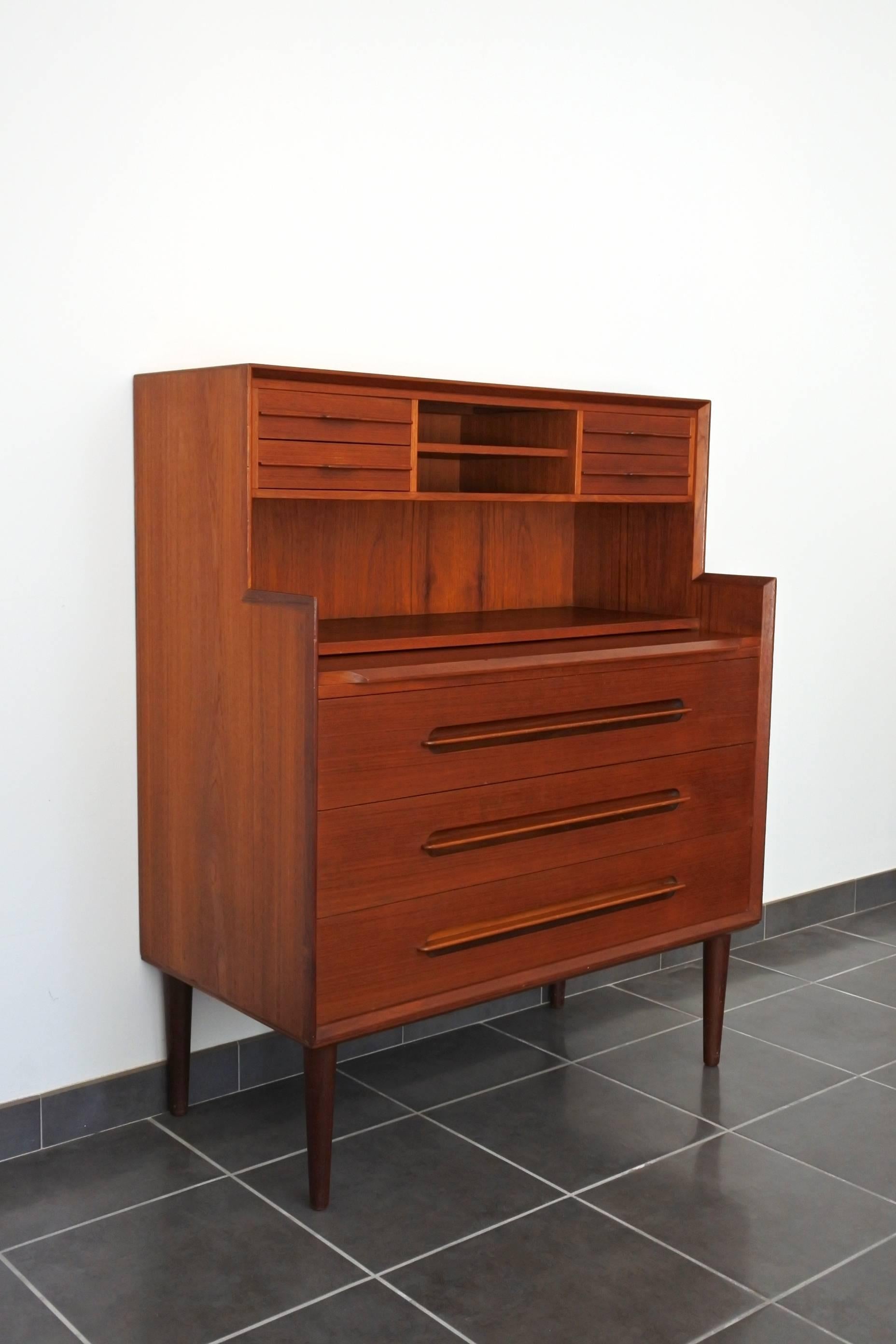 Midcentury secretaire desk and independent shelf by Danish designer Ejvind A. Johansson.
Manufactured by Gern Mobelfabrik Denmark,
circa 1950
Solid teak wood and teak veneer.
All the drawers are dovetailed.
Stamped in the back by the