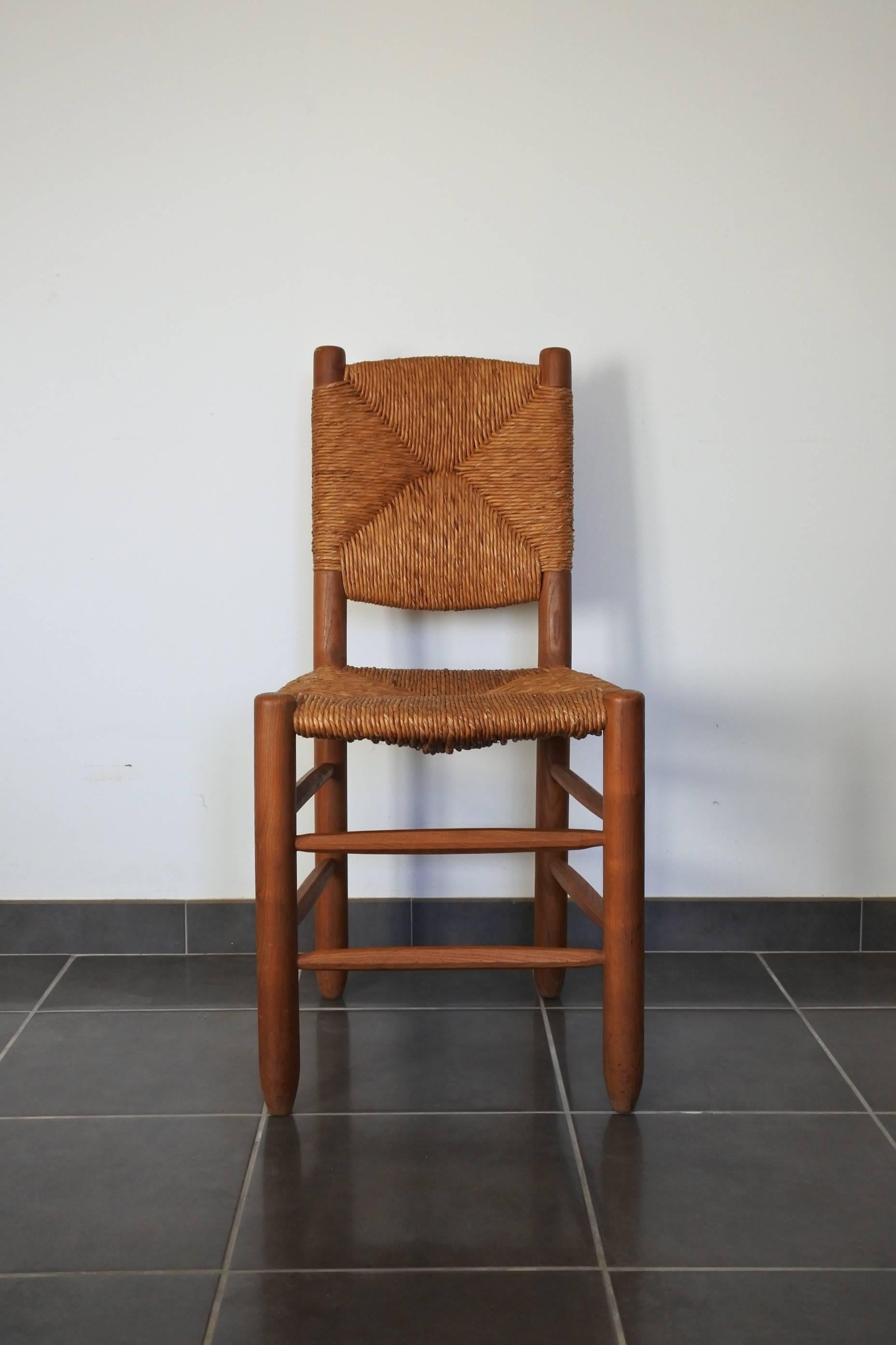 Midcentury chair by French designer Charlotte Perriand and edited by Steph Simon.
Solid wood and rush.
This model of chair, known as number 19, is documented in the book 