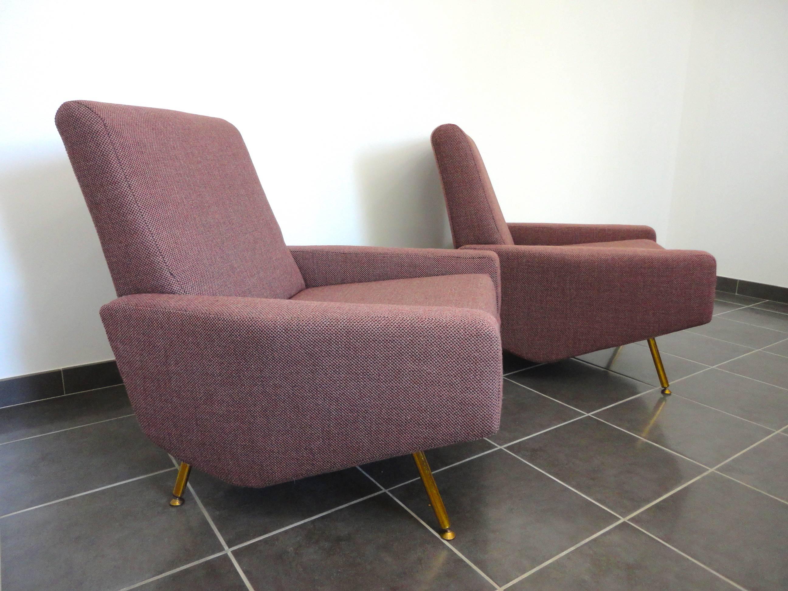Pair of "Troika" lounge chairs by French editor Airborne. Those lounge chairs are reminiscent of Pierre Guariche's creations for the firm.
They have been fully restored and reupholstered with an old pink Skifer 3 Kvadrat fabric,
circa