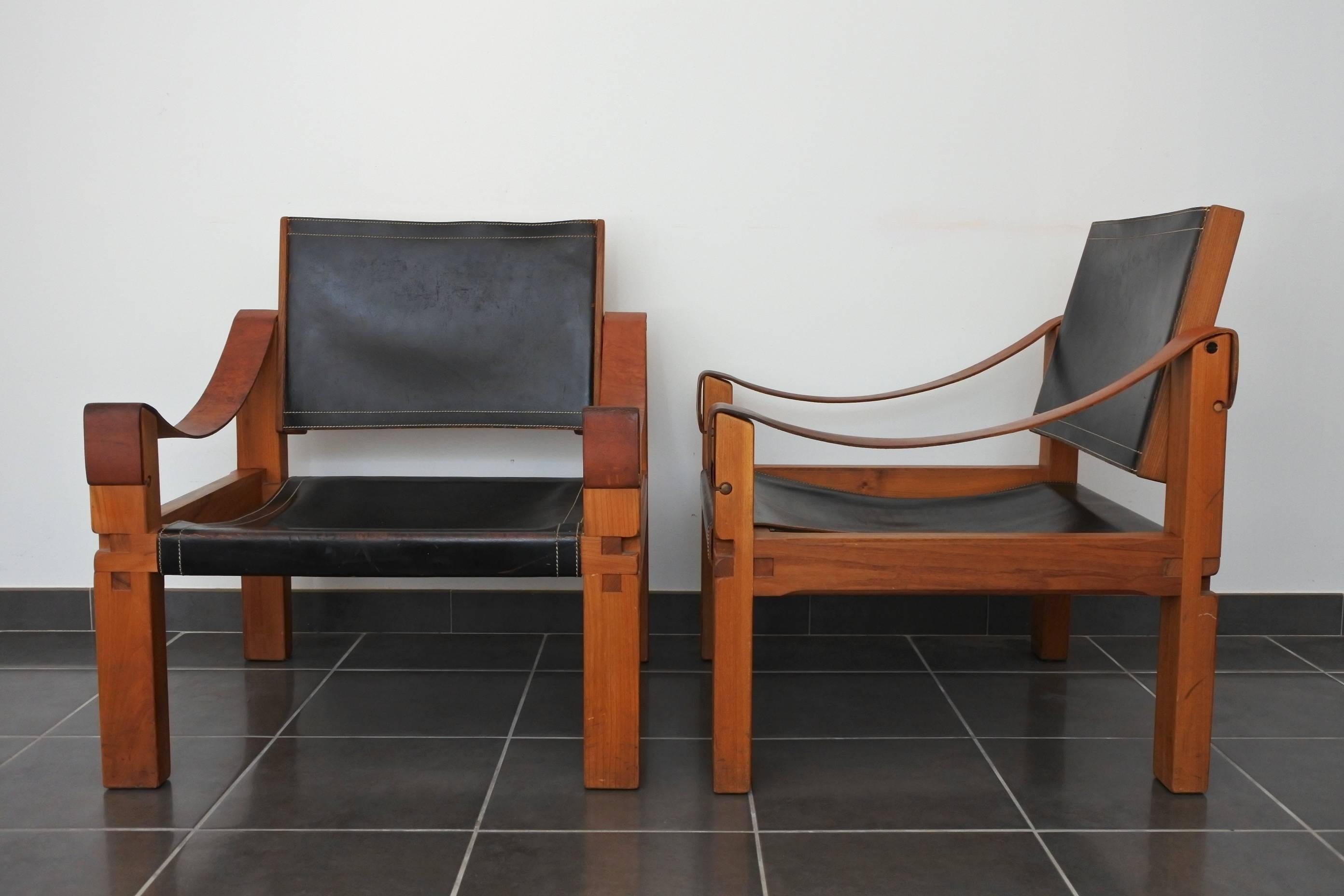 Pair of elm wood and leather armchairs by French designer Pierre Chapo.
Sling Seat and back rest in black leather and sling armrests in dark brown leather.
The two-tone leather is fully original, ordered as is to Chapo's workshop by the previous