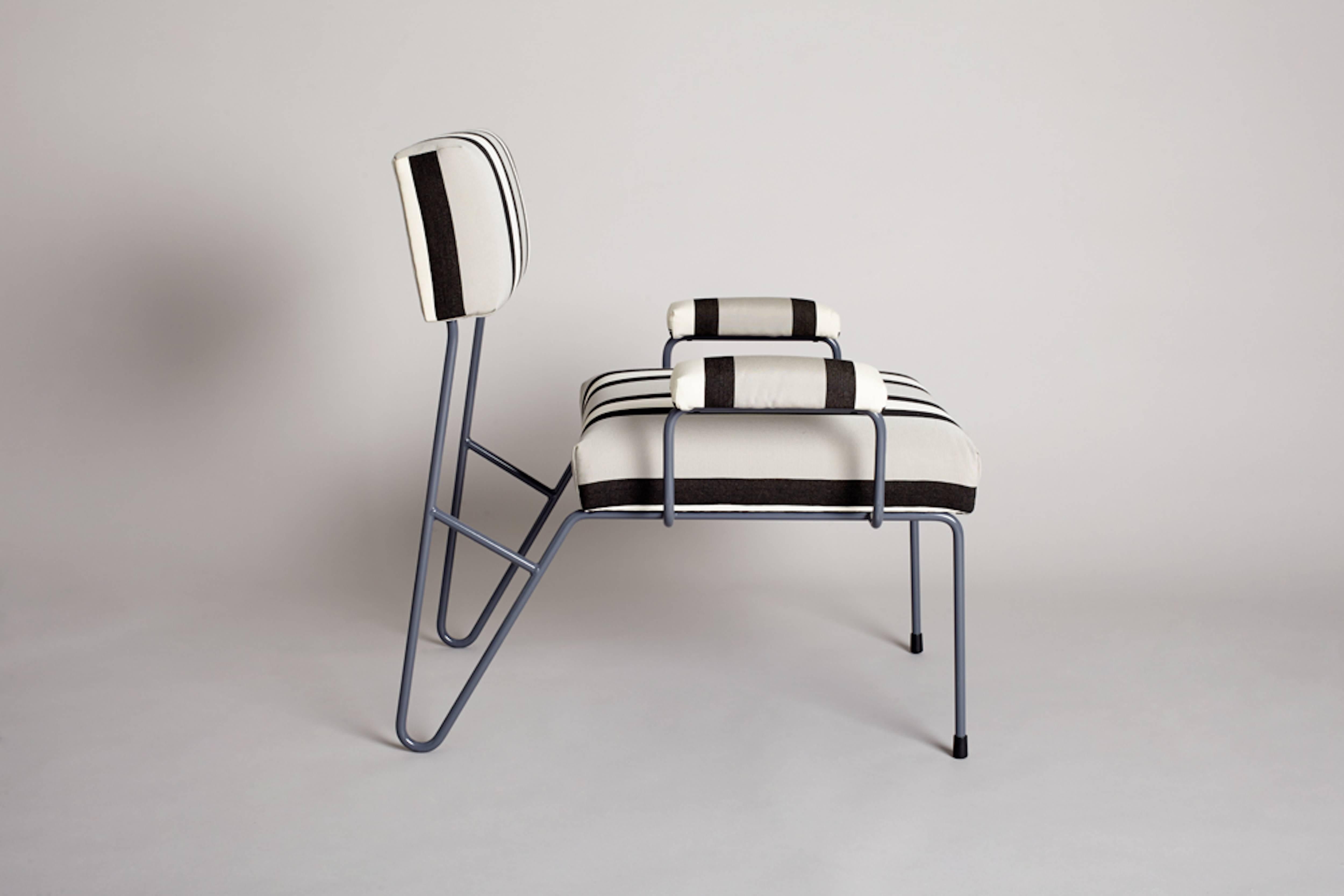 Inspirado en la sencillez del diseño de mediados de siglo, el estilo Alex de asientos relajados se crea utilizando un armazón de acero inoxidable con recubrimiento de polvo y espuma especializada para exteriores. El diseño es minimalista y ligero,
