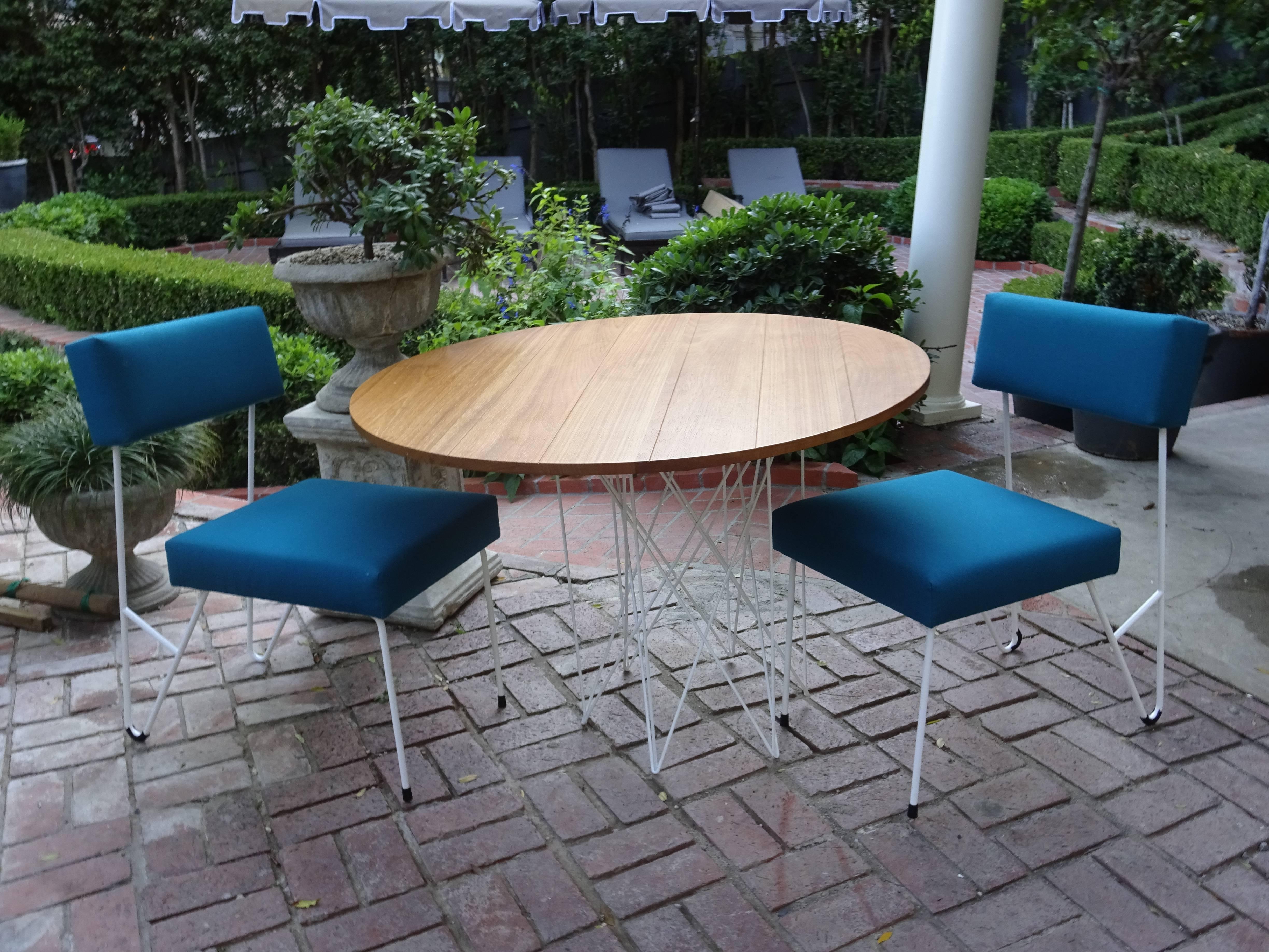 Inspirada en la sencillez del diseño de mediados de siglo, la mesa de comedor Caroline es ligera y aireada. La base se ha creado utilizando un armazón de acero inoxidable, con revestimiento eléctrico. La encimera de teca está disponible con listones