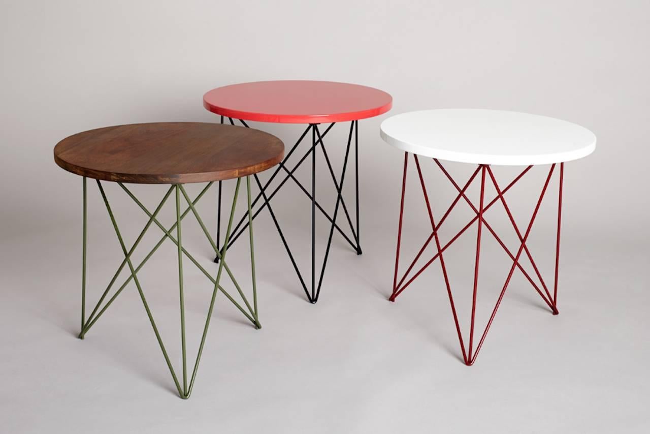 Inspirée par la simplicité du design du milieu du siècle, la table d'appoint Helms est légère et aérée. La base est créée à l'aide d'un cadre en acier inoxydable, recouvert d'un revêtement électrique. Le plateau en teck est disponible avec des