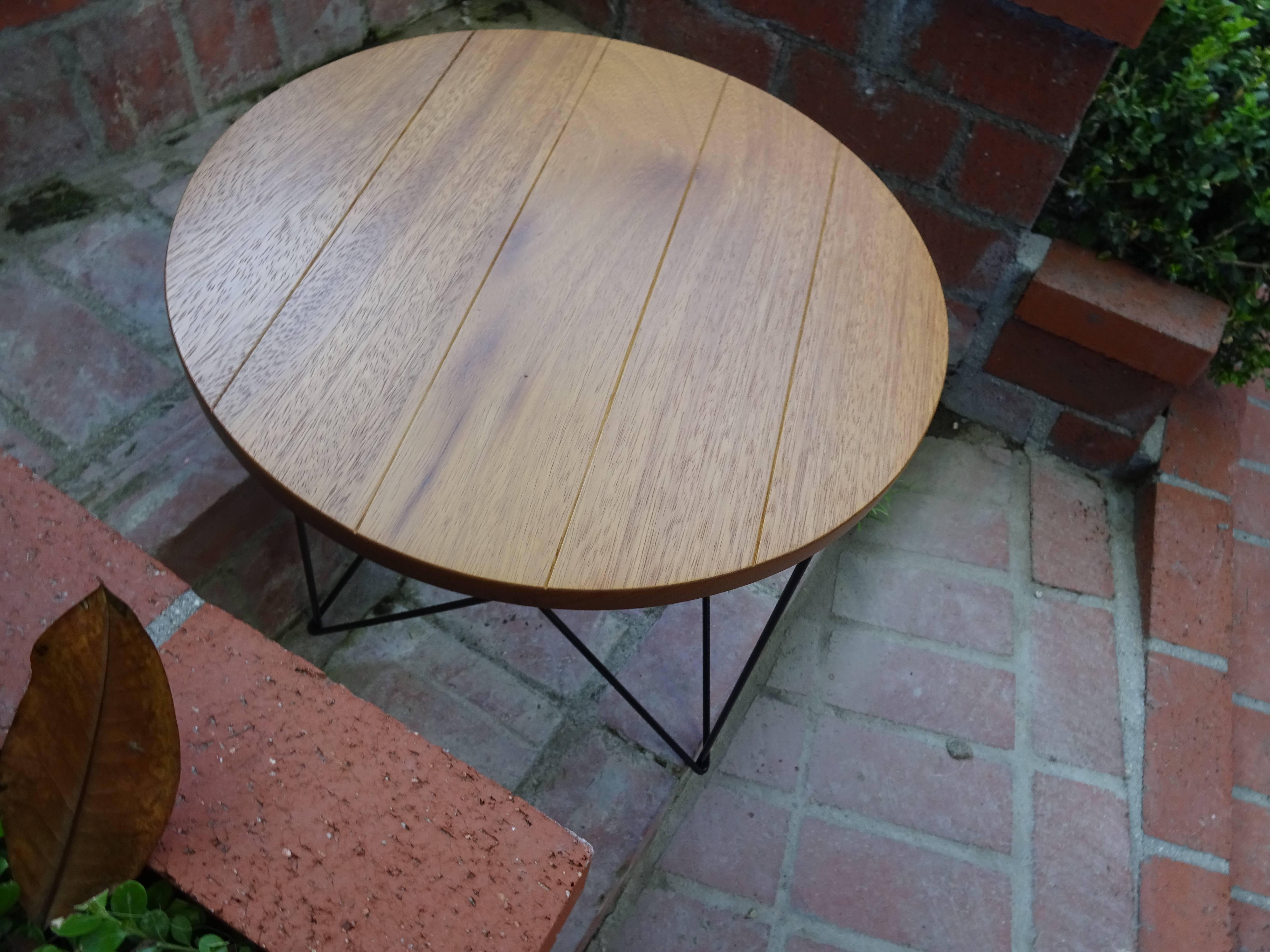 Table d'appoint d'extérieur en teck et acier inoxydable laqué avec revêtement en poudre en vente 1