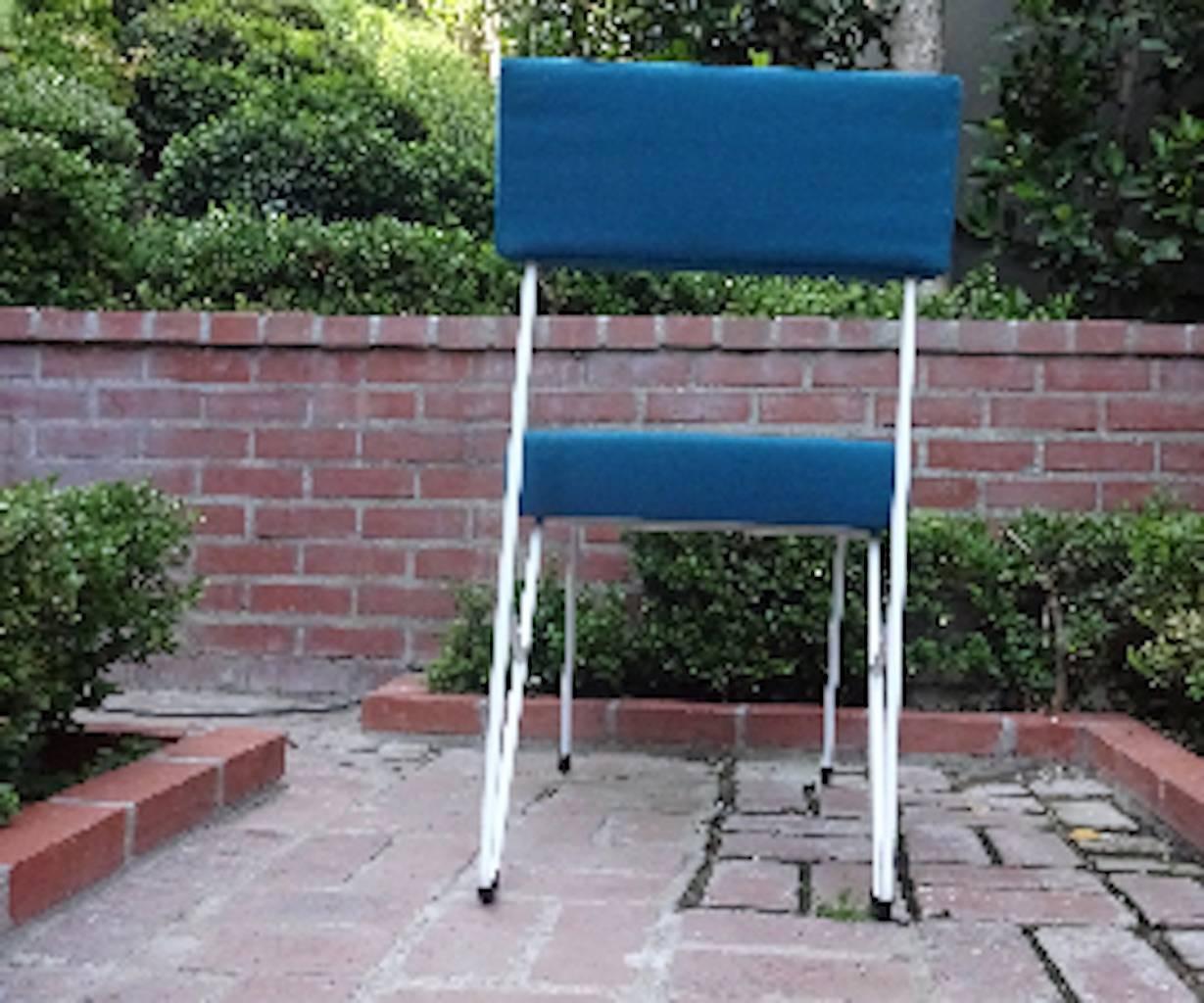 Inspiré par la simplicité du design du milieu du siècle, le tabouret de bar Fay est créé à partir d'un cadre en acier inoxydable revêtu de poudre et d'une mousse d'extérieur spécialisée. Le design est minimal et léger, mais la construction de la