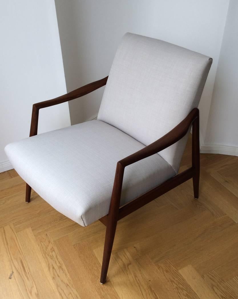 Easy chair or lounge chair by Hartmut Lohmeyer for Wilkhahn, made in Germany design in 1956. Model from the 400 series. The slightly organic frame with concave legs is made of solid and dark teak. The seat shell is equipped with comfortable sprung