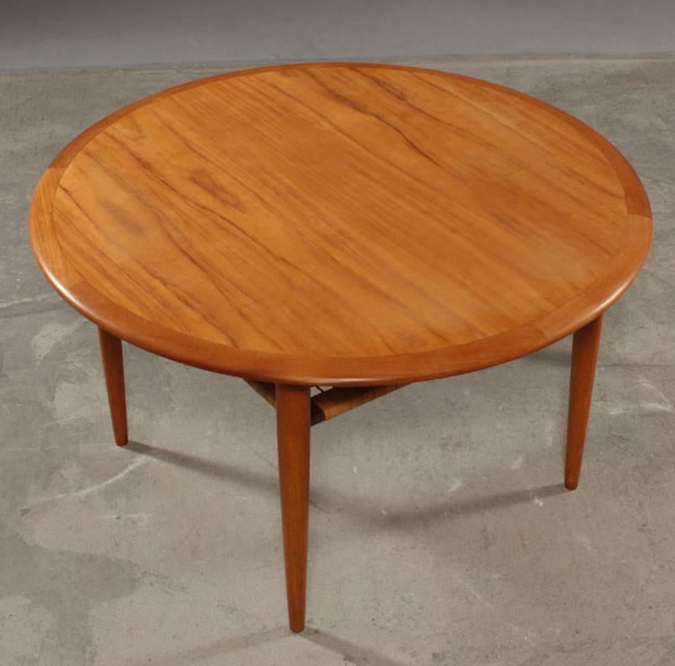 Scandinavian Modern Danish Mid-Century Round Teak Sofa Table by Johannes Andersen for Christiansen For Sale