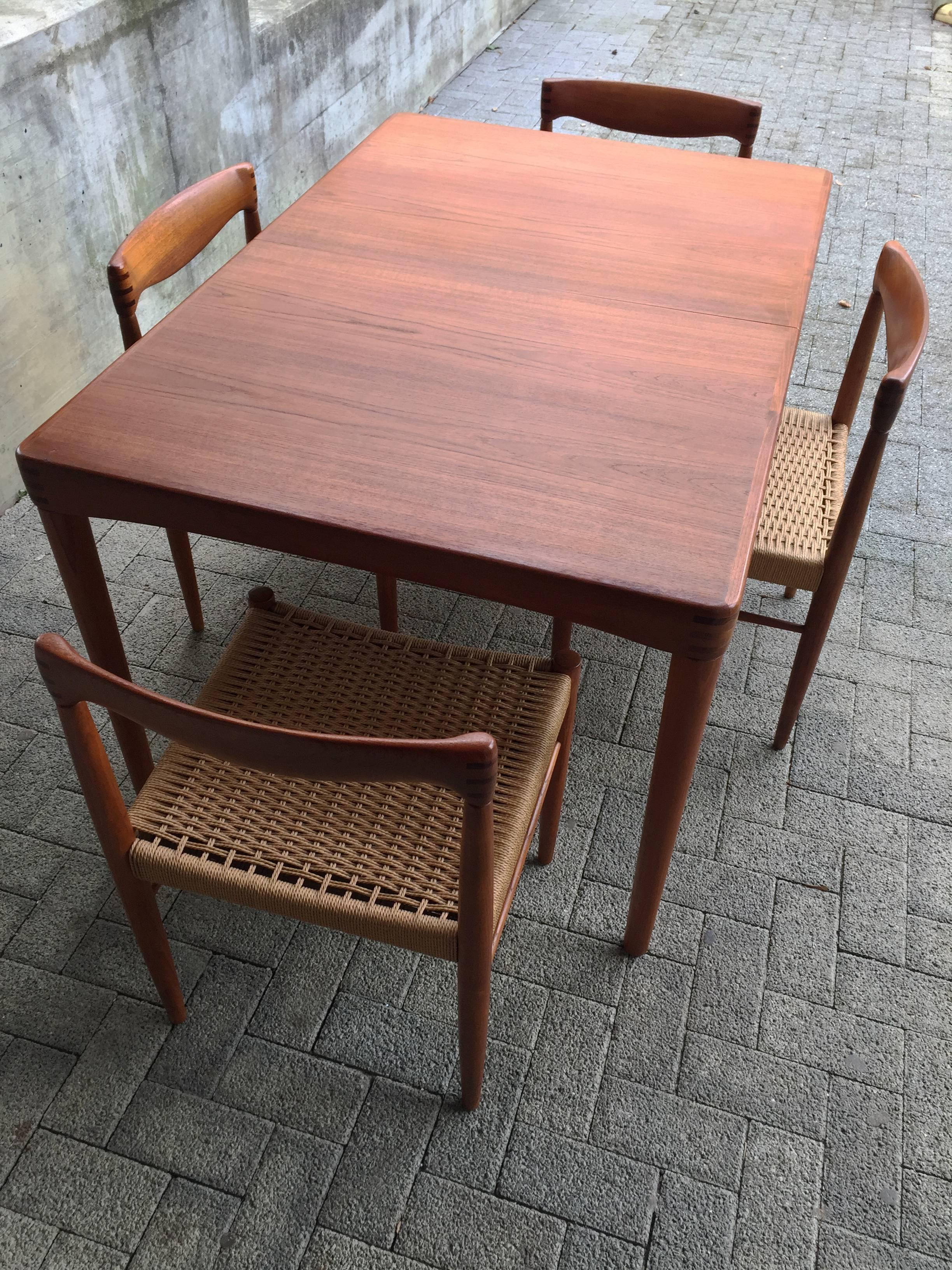 This dining table comes with four chairs made from solid teak wood. The table can seat between four-six people measuring 90 x 135cm. It can be extended to 195 cm and can seat eight-ten people then. The extension leaf is hidden underneath the top.