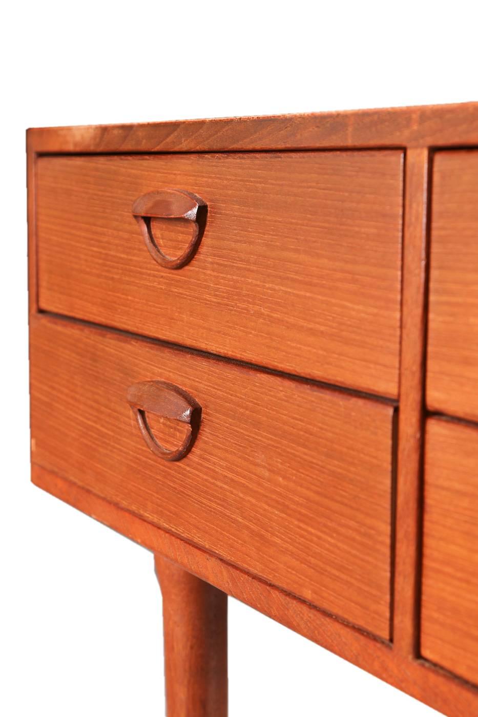 Small chest of drawers or entry console table, designed by Kai Kristiansen, produced by Feldballes Møbelfabrik in the 1960s. Features four drawers with organic handles. Made from wood with teak veneer top.