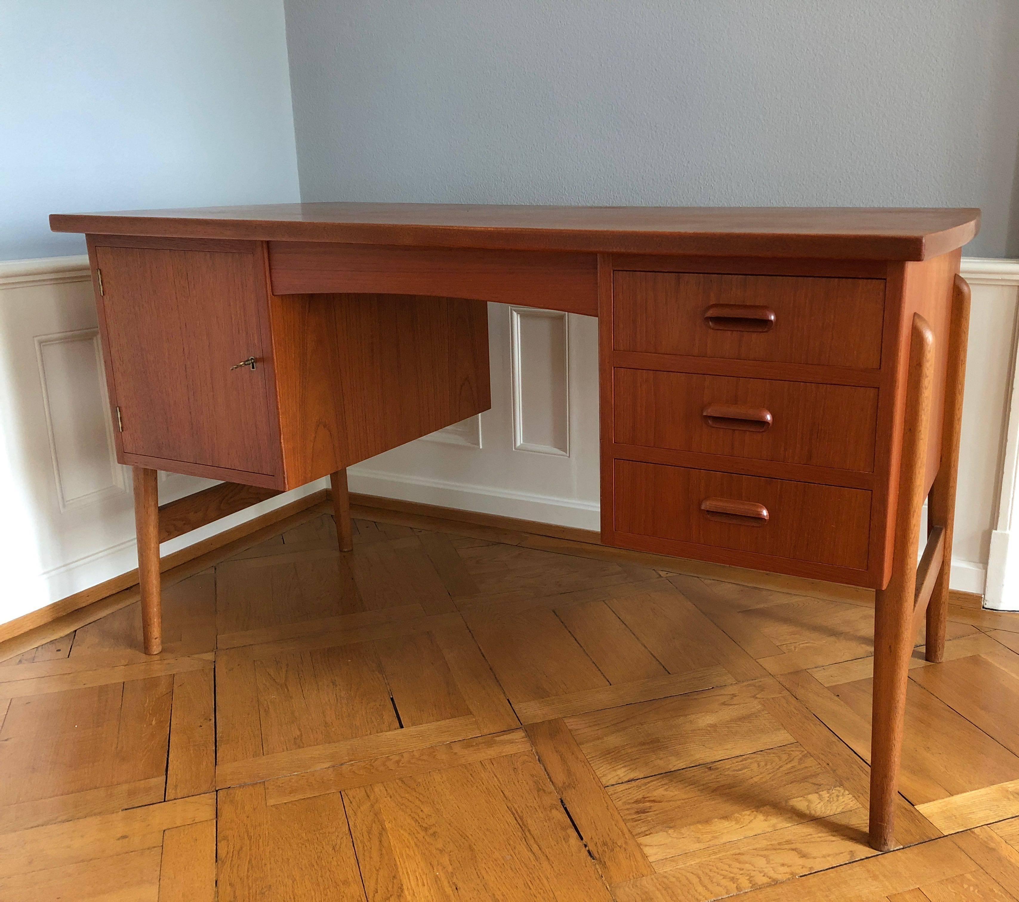 Veneer Danish Mid-Century Teak Desk from 1960s For Sale