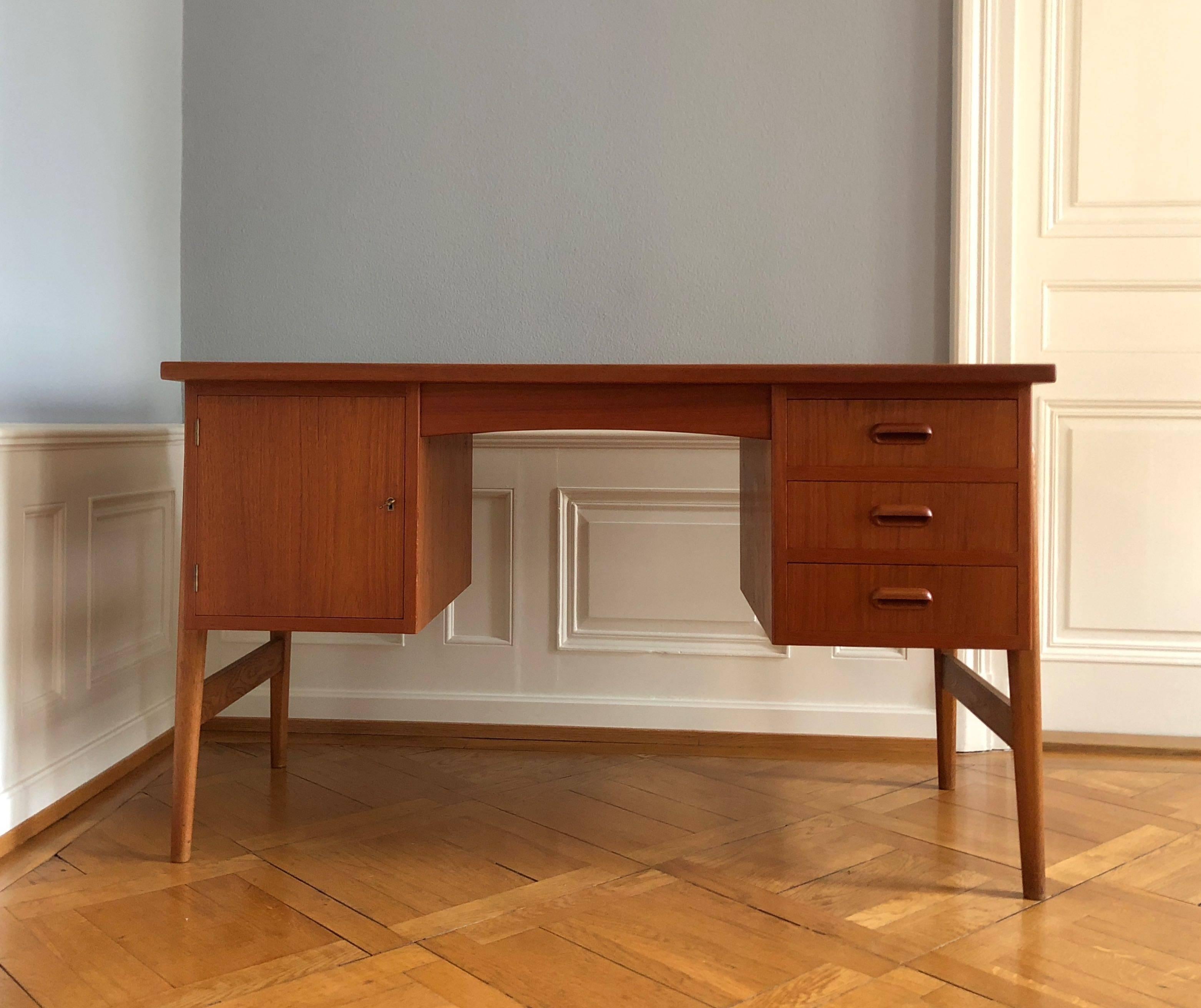 Danish Mid-Century Teak Desk from 1960s In Excellent Condition For Sale In Basel, CH