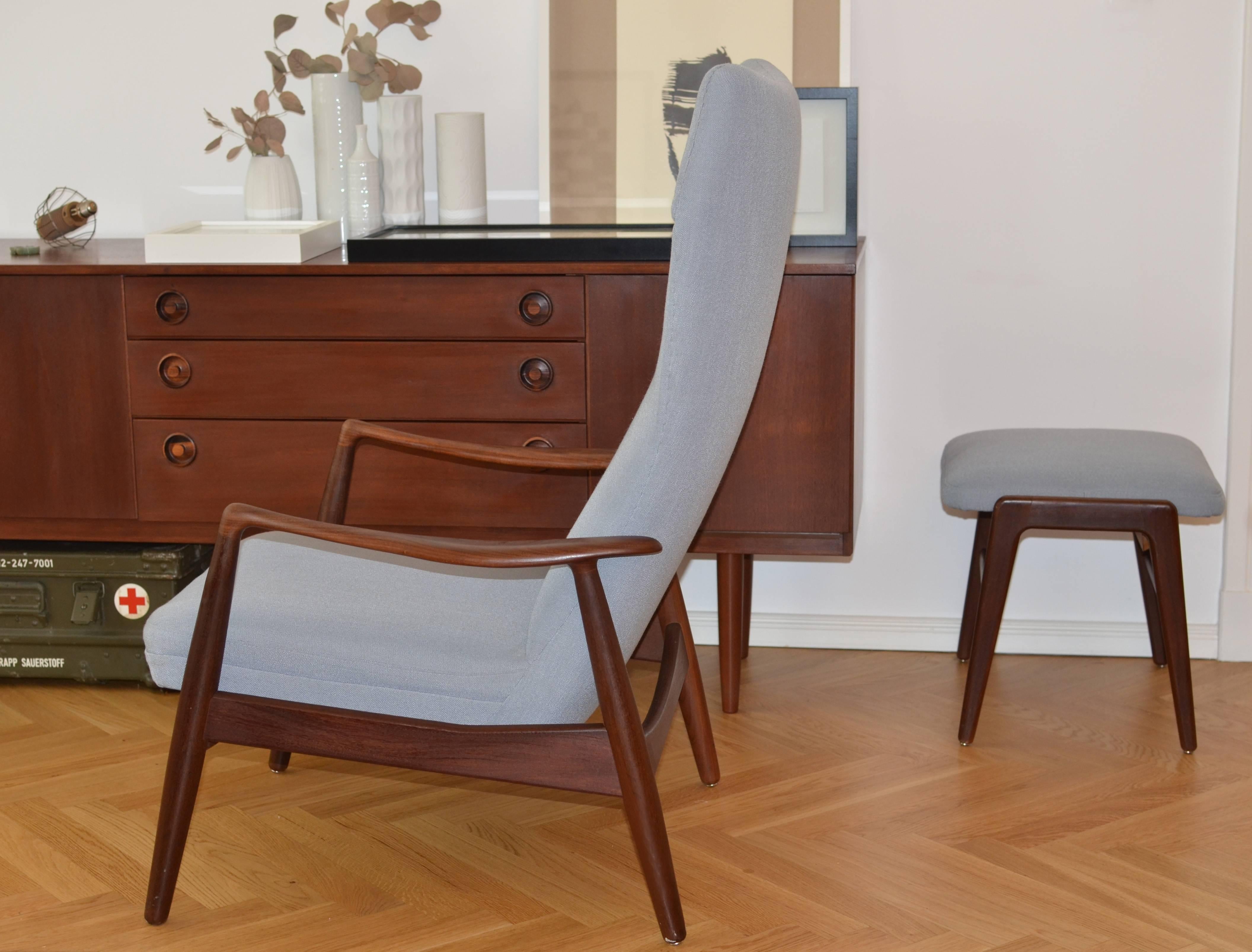 Scandinavian Modern Danish Mid-Century High Back Reclining Lounge Chair and Ottoman, Soren Ladefoged For Sale