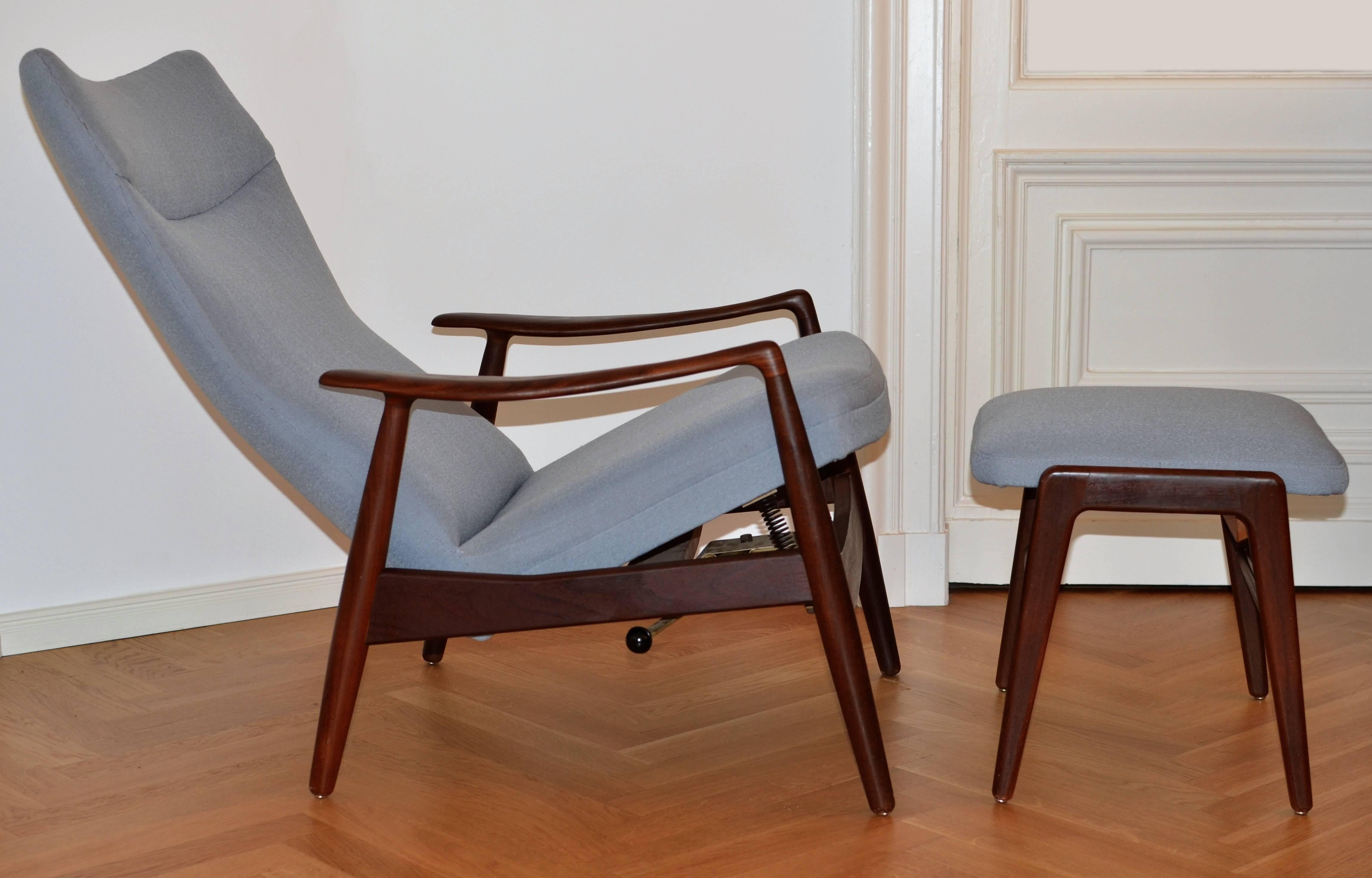 Danish Mid-Century High Back Reclining Lounge Chair and Ottoman, Soren Ladefoged In Excellent Condition For Sale In Basel, CH