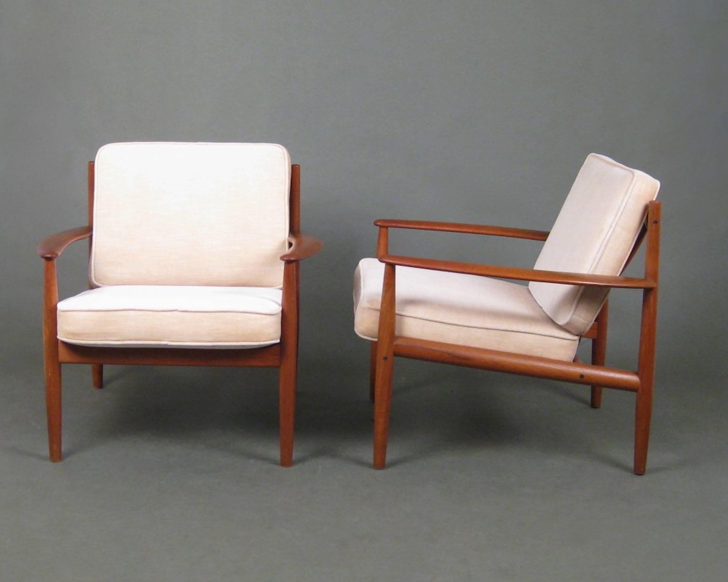 Danish pair of armchairs by Grete Jalk for France & Søn Møbelfabrik, made in Denmark in the 1960s. The Model 118 is characterized by its strong geometric form and simple design. It features seating comfort with two extra cushions. The wooden frames