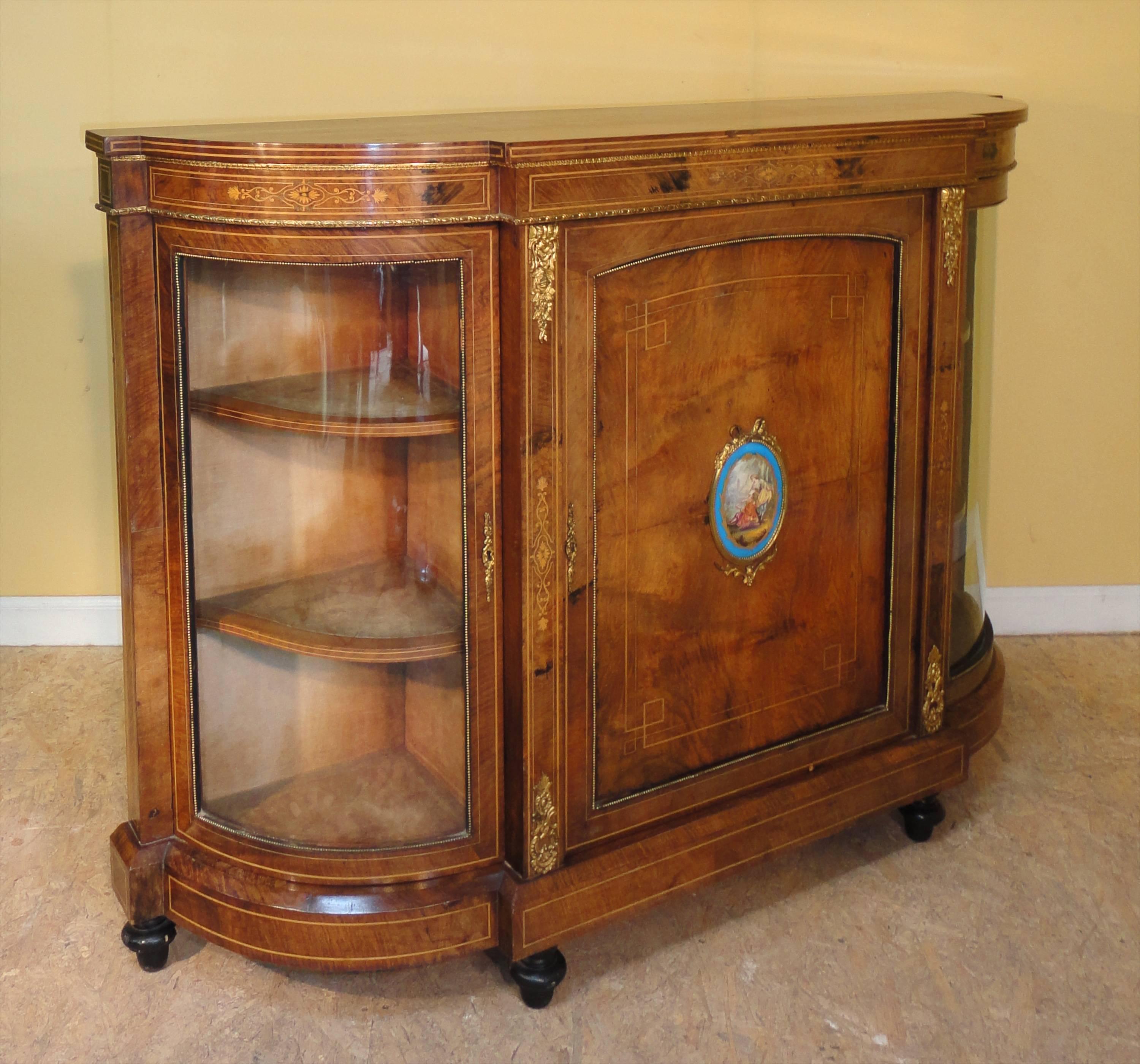 Vittoriano Credenza vittoriana in radica di noce e intarsio in vendita