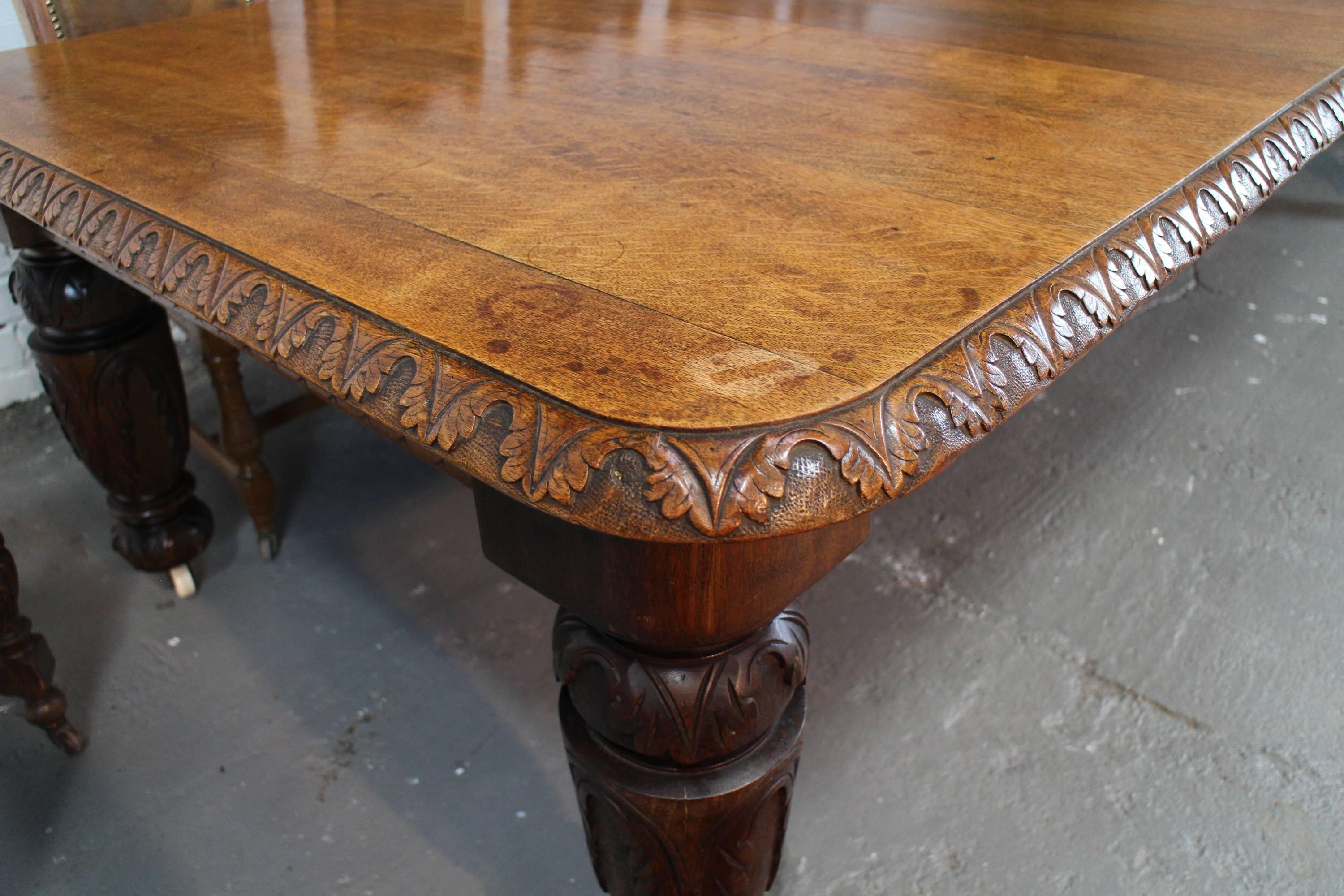 19th Century English Elizabethan Revival Carved Oak Extending Dining Table In Good Condition In Glasgow, GB