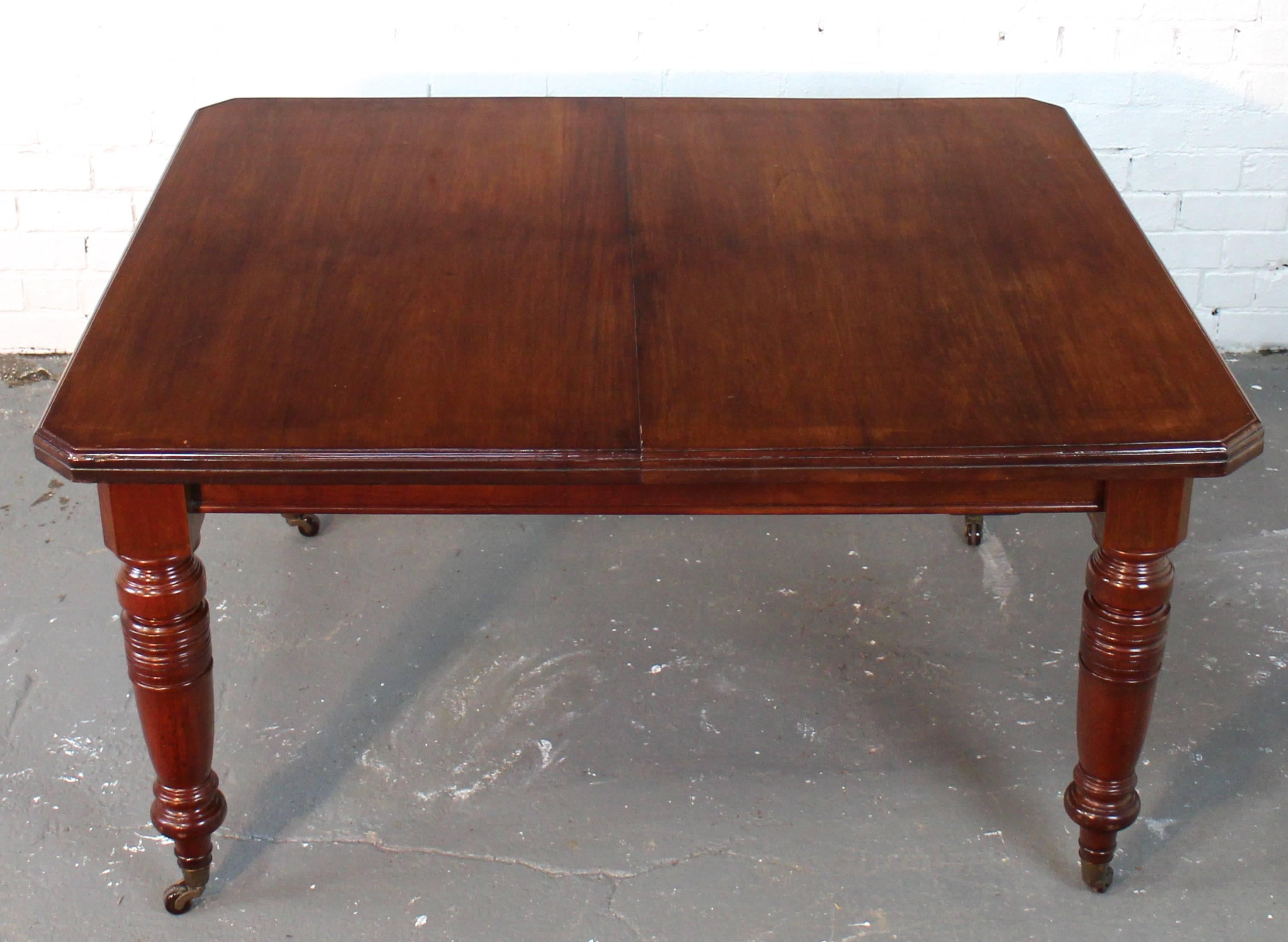 Antique Victorian Mahogany Extending Dining Table and Two Leaves, Seats 10 In Good Condition In Glasgow, GB