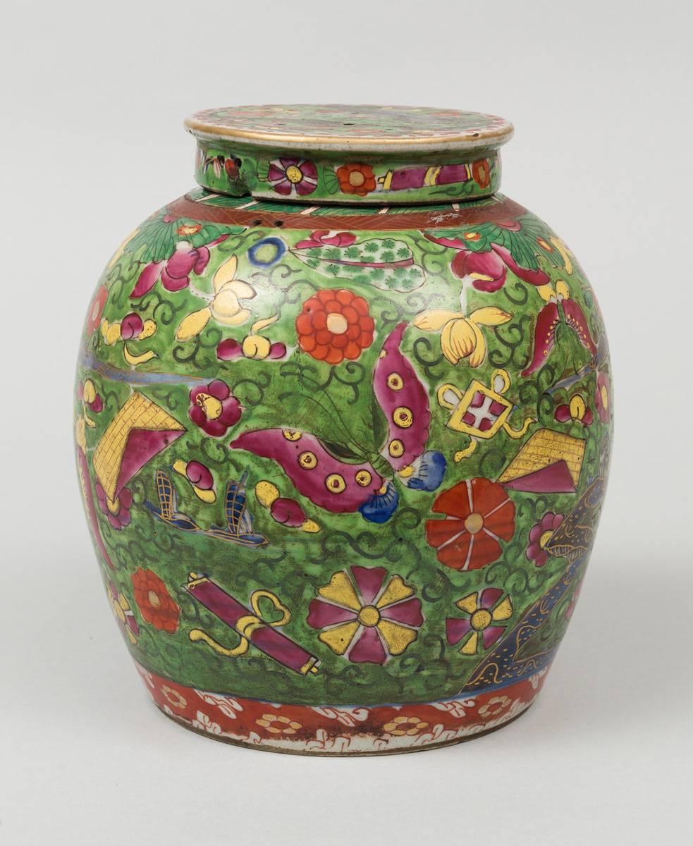 Chinese Clobbered Vase and Lid, circa 1800 In Excellent Condition In Sheffield, MA