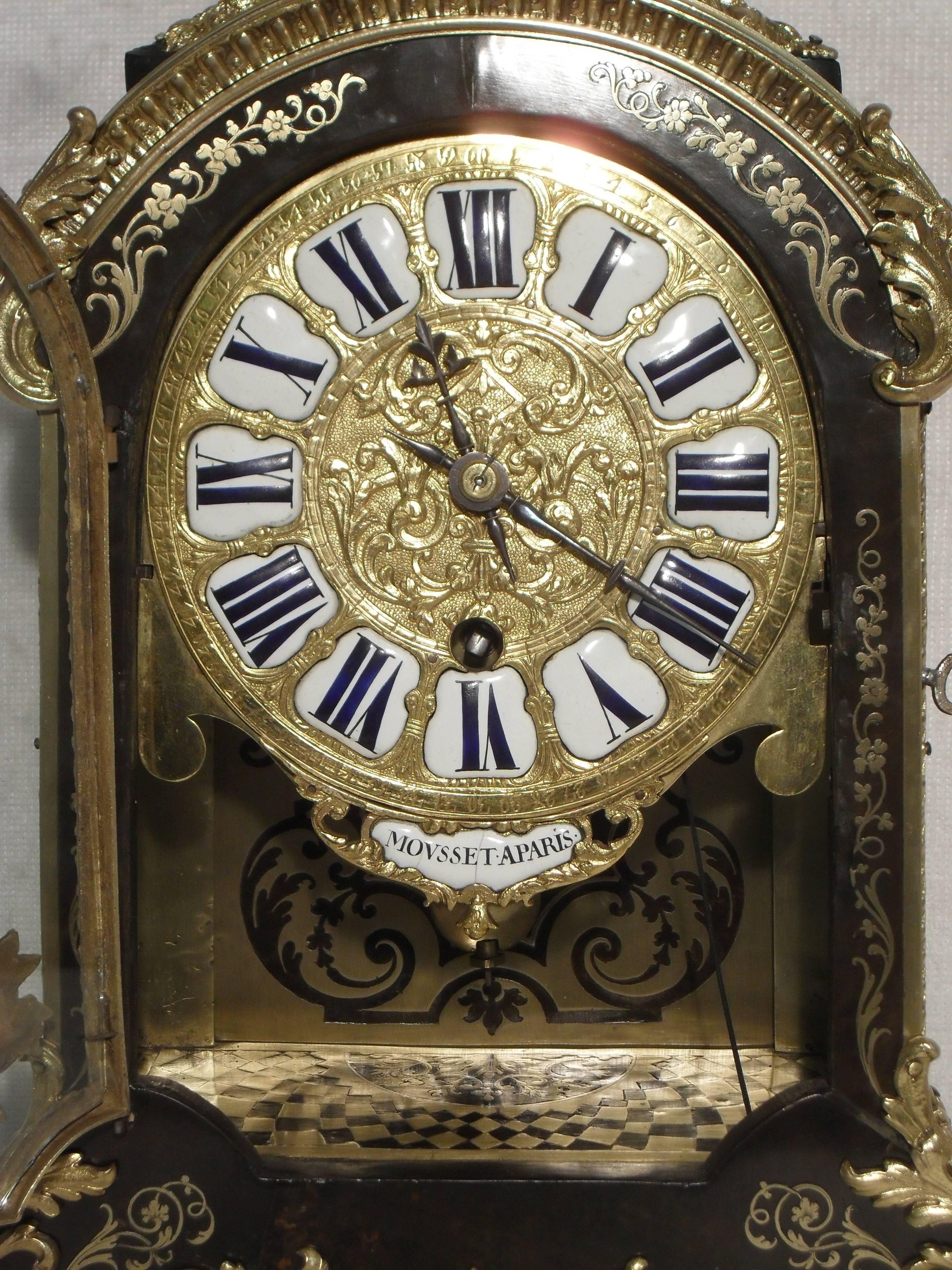 An extremely fine quality and rare Louis XV boulle engraved brass and natural coloured tortoise shell bracket clock with gilt brass mounts, cupid finial and a pair of birds to the door stood on scroll feet with side viewing windows.

The clock has