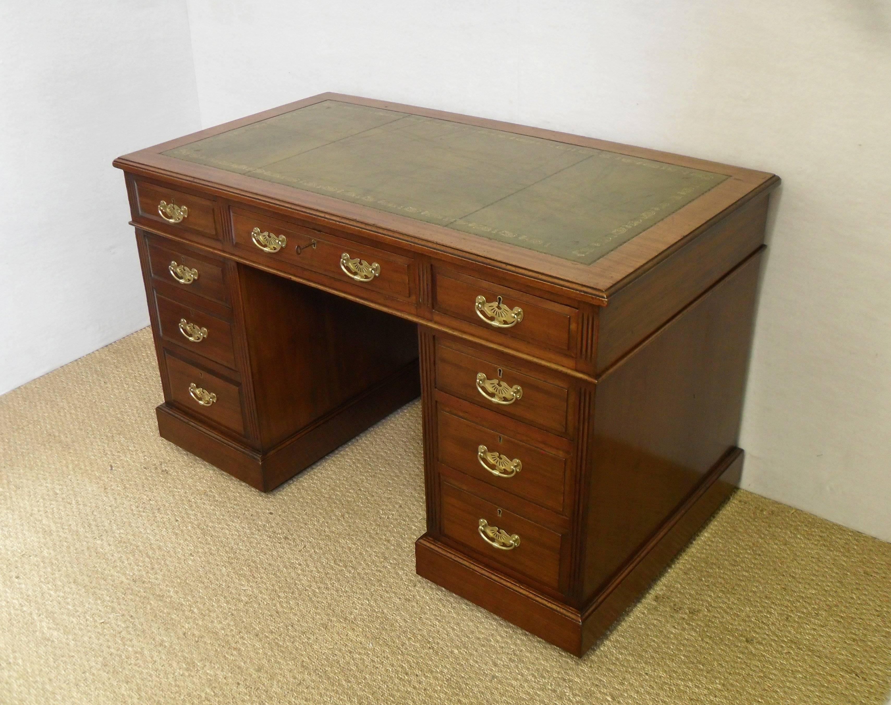 A very good quality late Victorian mahogany pedestal writing desk with chamfered drawer fronts and fluted decoration to the front. The desk has solid mahogany drawers and it is fitted with an inset green hide tooled gilded leather.
 
The desk is