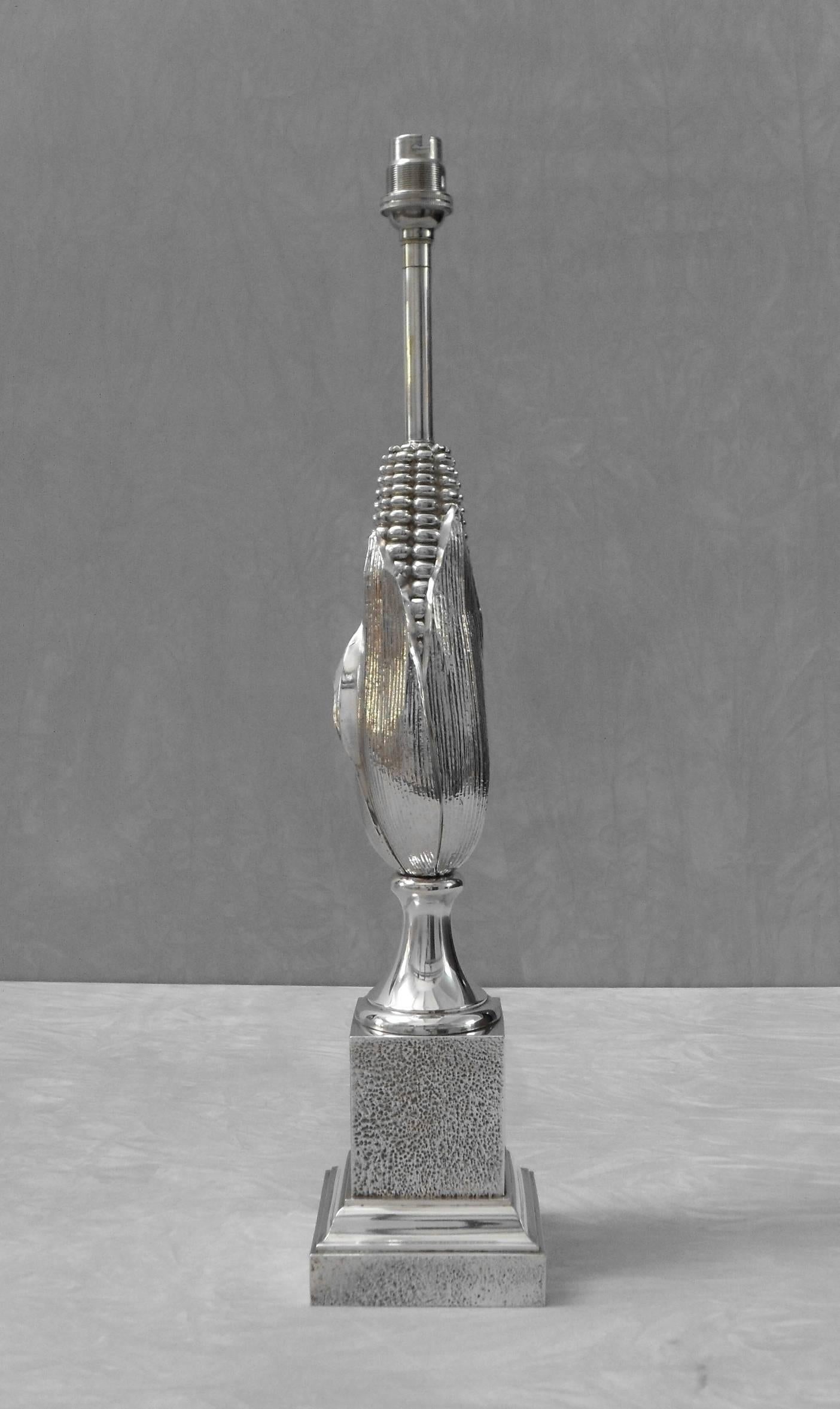 A very smart French Mid-Century Modern chrome 'Epi de Mais' table lamp by Maison Charles on square textured pedestal base formed into one of their signature corncob designs. 

The lamp comes with a new 35cm grey/silver silk lampshade and the lamp