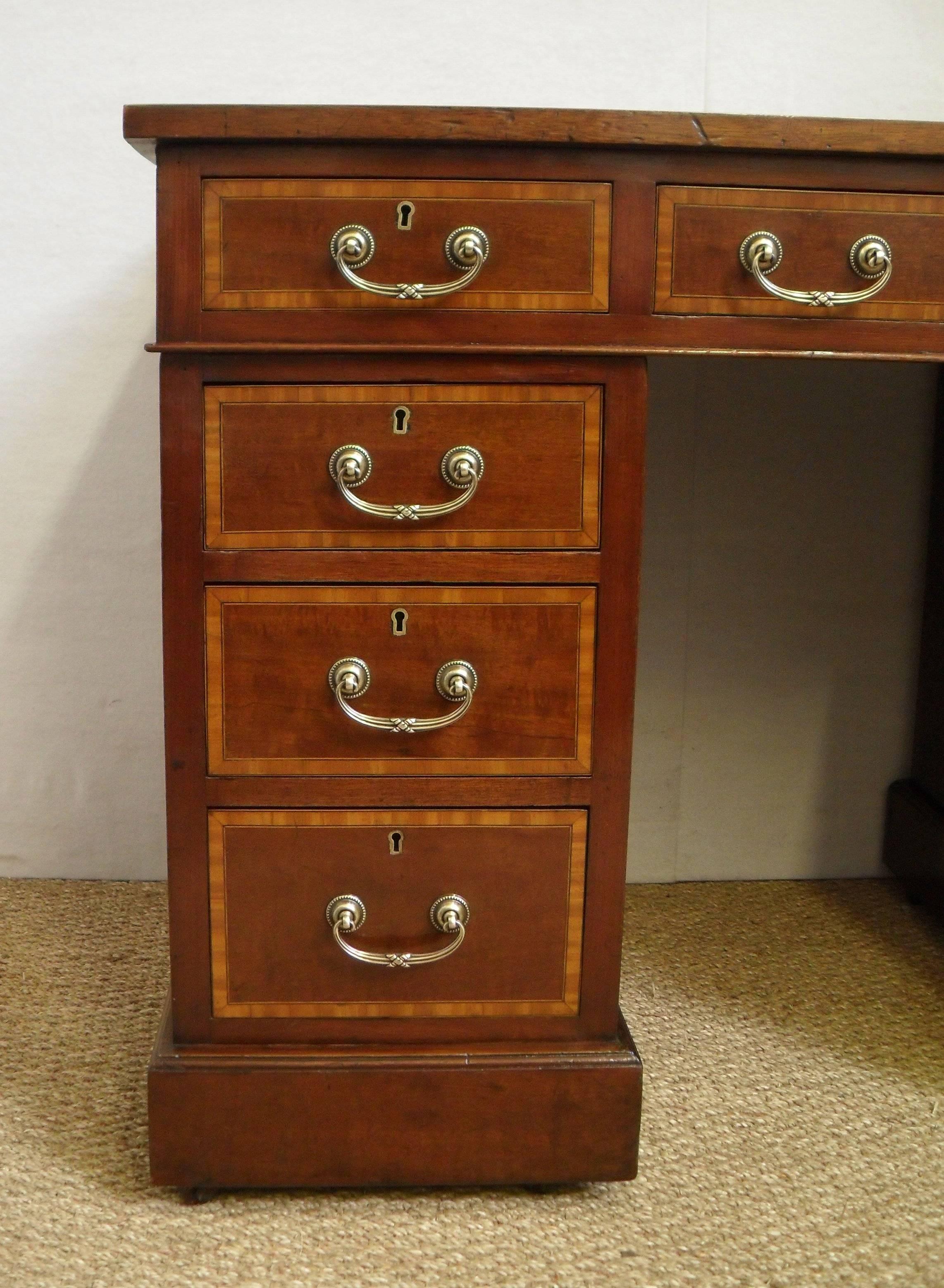 Edwardian Mahogany and Satinwood Pedestal Writing Desk In Good Condition In Macclesfield, GB