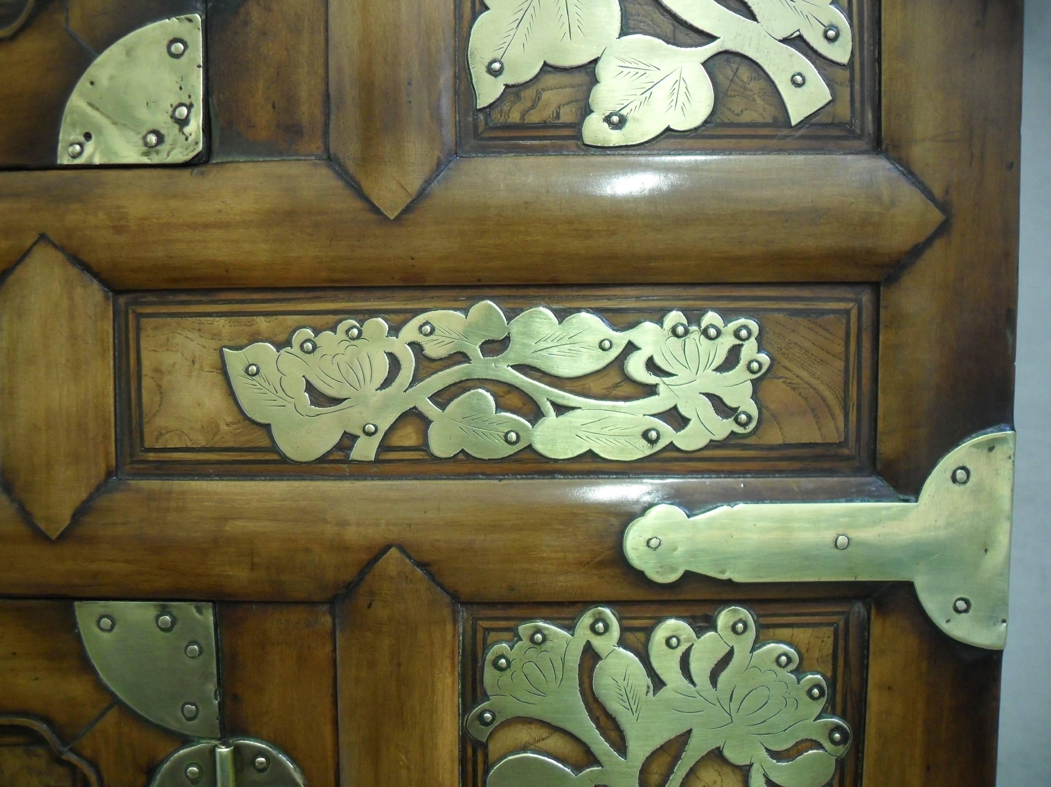 19th Century Korean Elm Tansu with Brass Decoration In Excellent Condition In Macclesfield, GB
