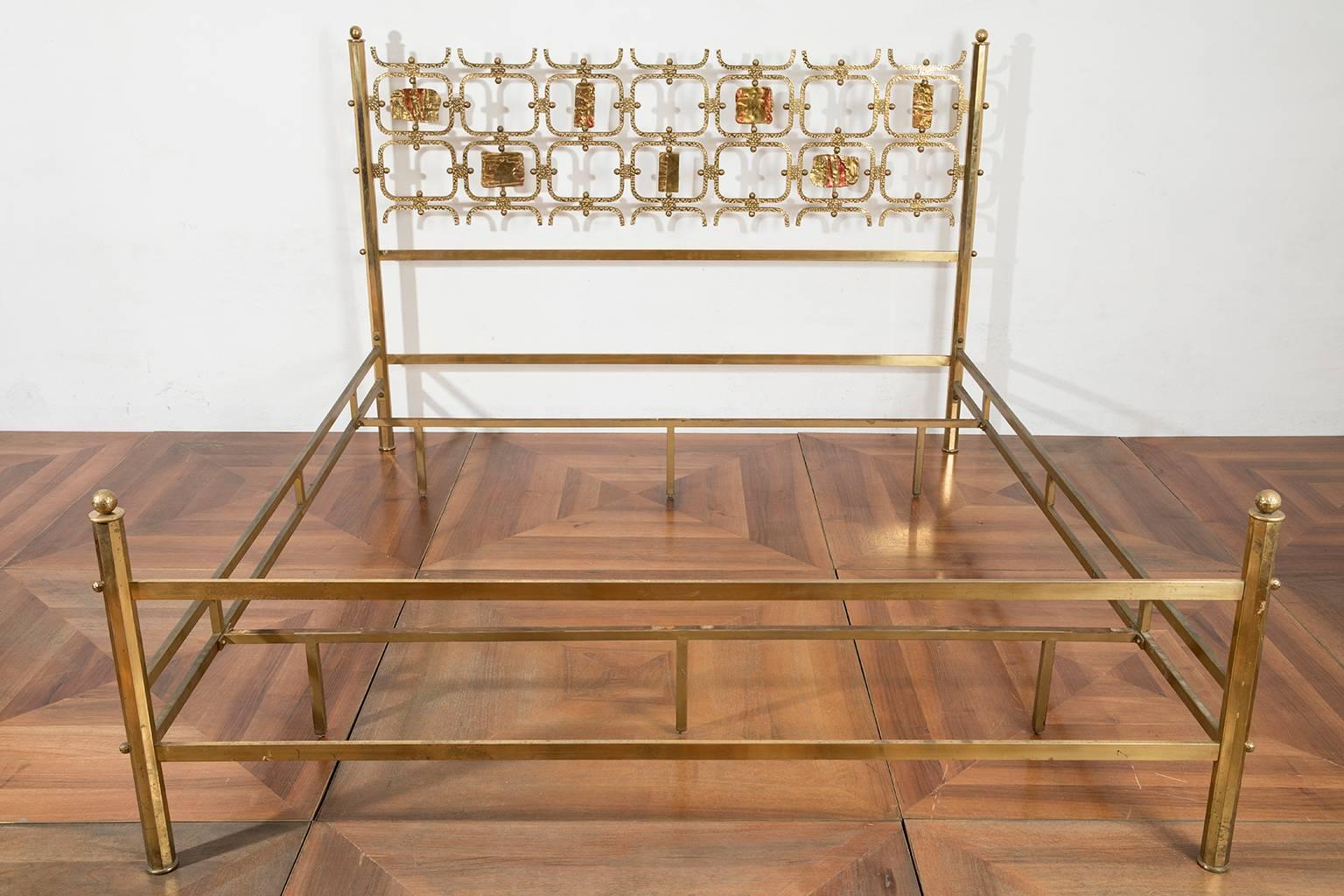 Stunning brass-plated steel bed designed by Osvaldo Borsani with seven hammered and enameled brass panels made by the sculptor Arnaldo Pomodoro.
Brass, enameled brass, brass-plated steel, painted steel,
circa 1964

Roberto Aloi, L'arredamento