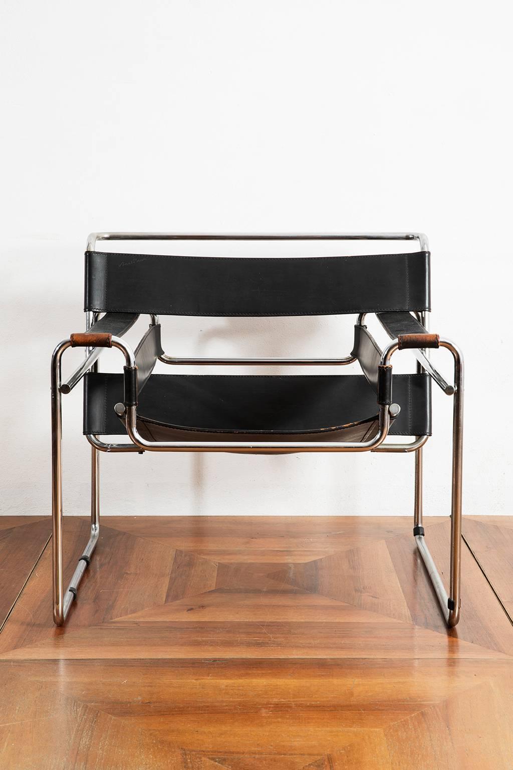 An iconic chair designed by Marcel Breuer in the 1920s and manufactured by Gavina in the 1960s.
Tubular frame in chromed steel and beautiful black signed 'Marcel Breuer' leather.
   