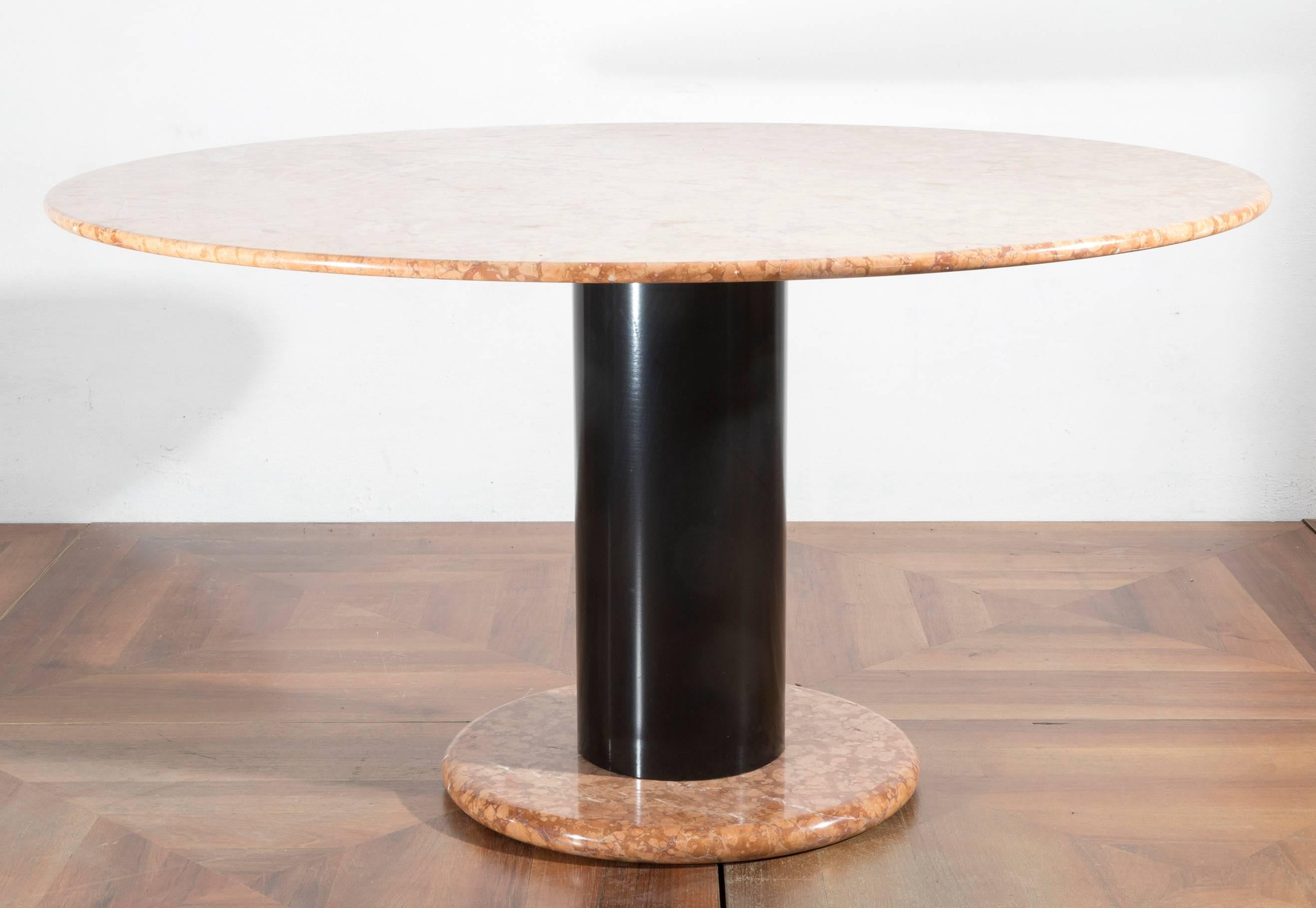 Red 'Verona' marble and black varnished metal round table designed by Ettore Sottsass for Poltronova in 1965. It's part of the Poltronova Loto Table series produced since 1964.

 