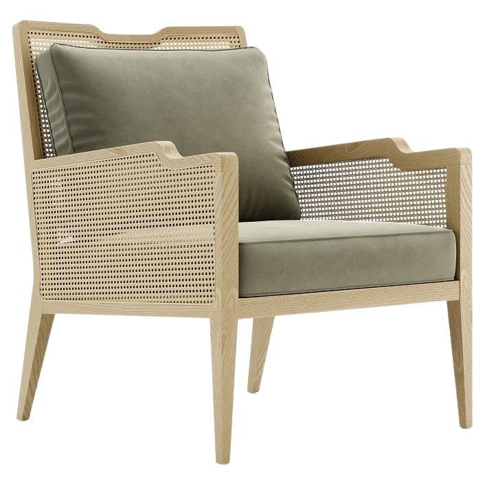 La struttura in legno naturale presenta uno schienale e un lato in rattan realizzati a mano secondo le tecniche tradizionali portoghesi. Due cuscini imbottiti in velluto sono posizionati sulla seduta e sullo schienale della poltrona 
Trattamenti: