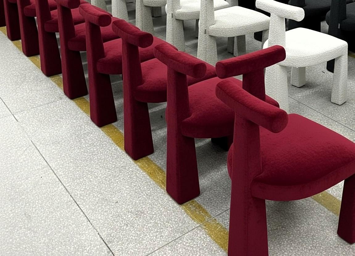 Legno Sedia da pranzo contemporanea a treppiede con pelliccia di pecora. in vendita