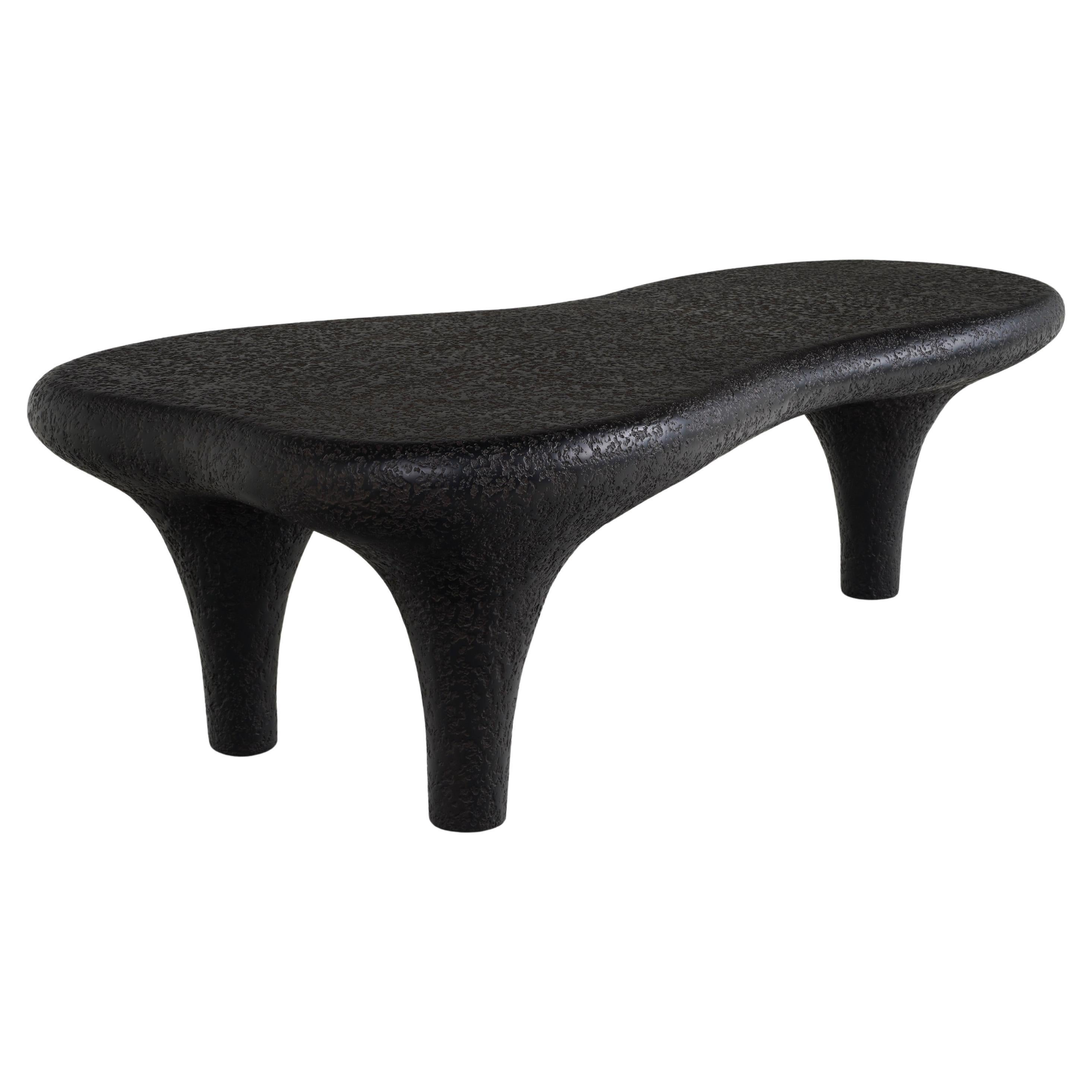 Table basse Amorphous sculptée à la main en finition bronze volcanique