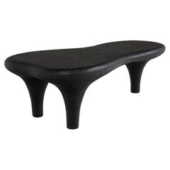 Table basse Amorphous sculptée à la main en finition bronze volcanique