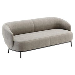 Maßgefertigtes Sofa mit horizontalen Bändern mit Haute-Couture-Stickerungen.