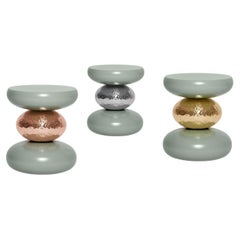Mesa Auxiliar Apilable Guijarros Disponible en Madera Lacada y Latón Martillado