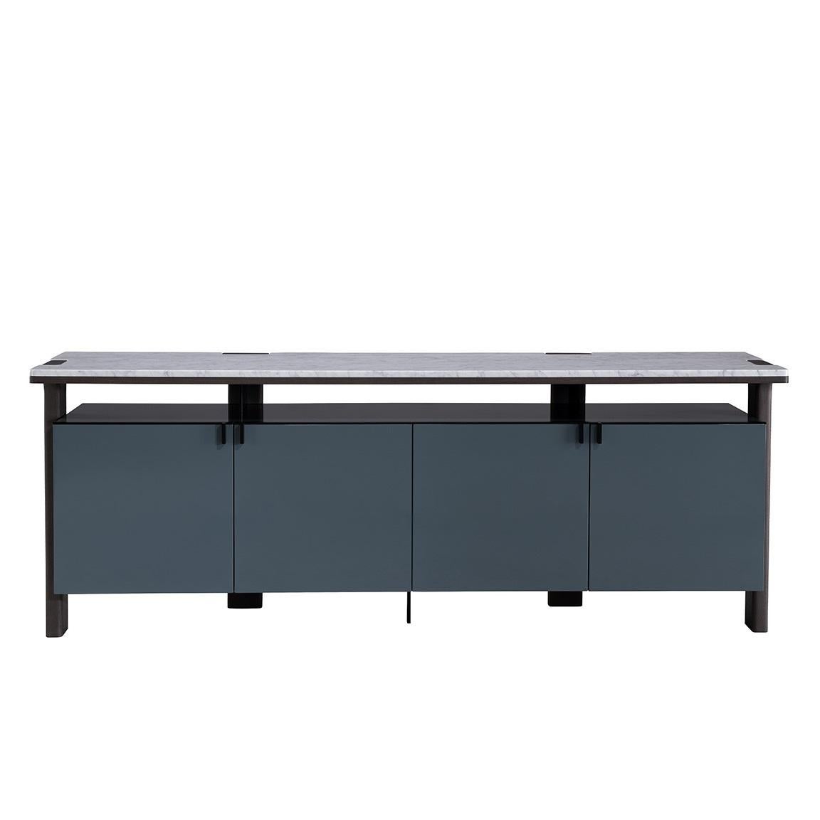 Portugais Buffet contemporain laqué avec dessus en marbre et accents métalliques en vente