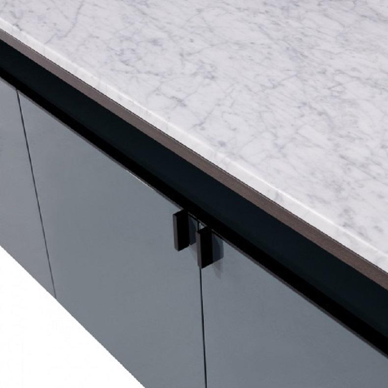 Buffet contemporain laqué avec dessus en marbre et accents métalliques en vente 2